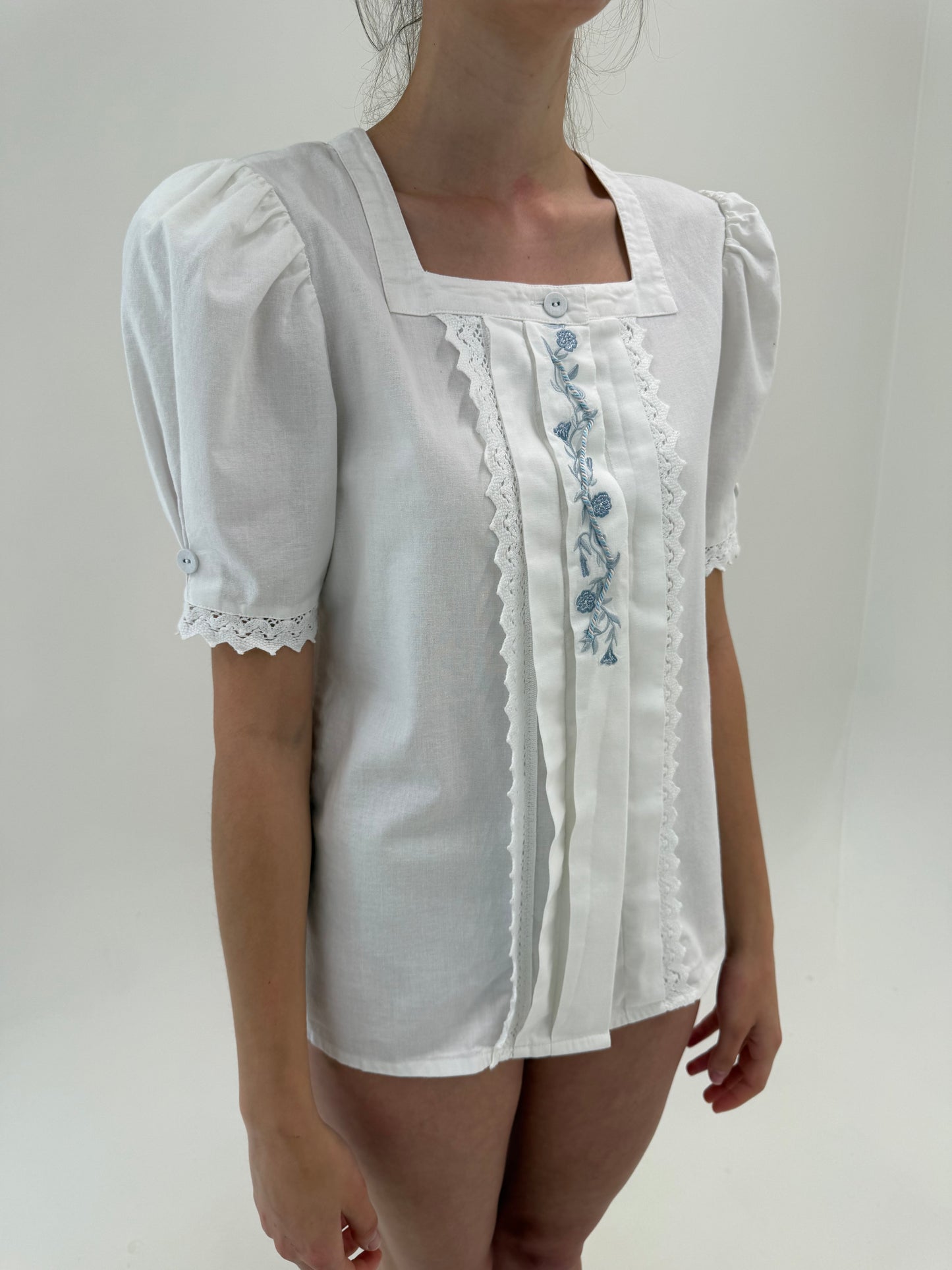 Corsaj vintage din pânză cu broderie baby blue și dantelă macrame