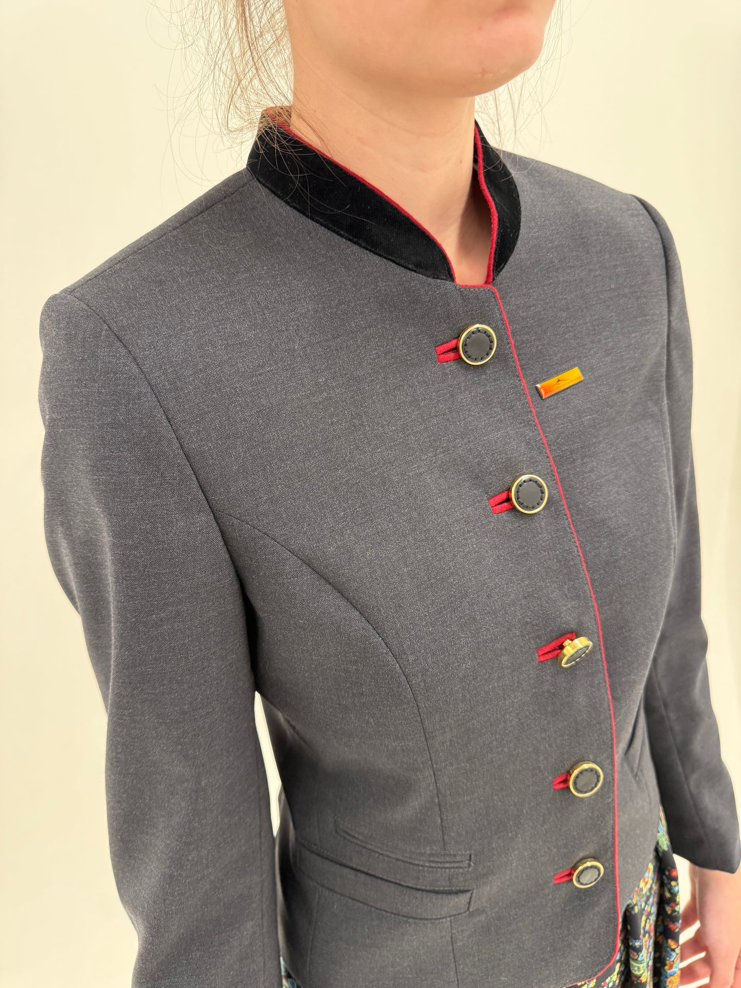 Sacou cu influențe soft army și inserții dark red în croi cambrat