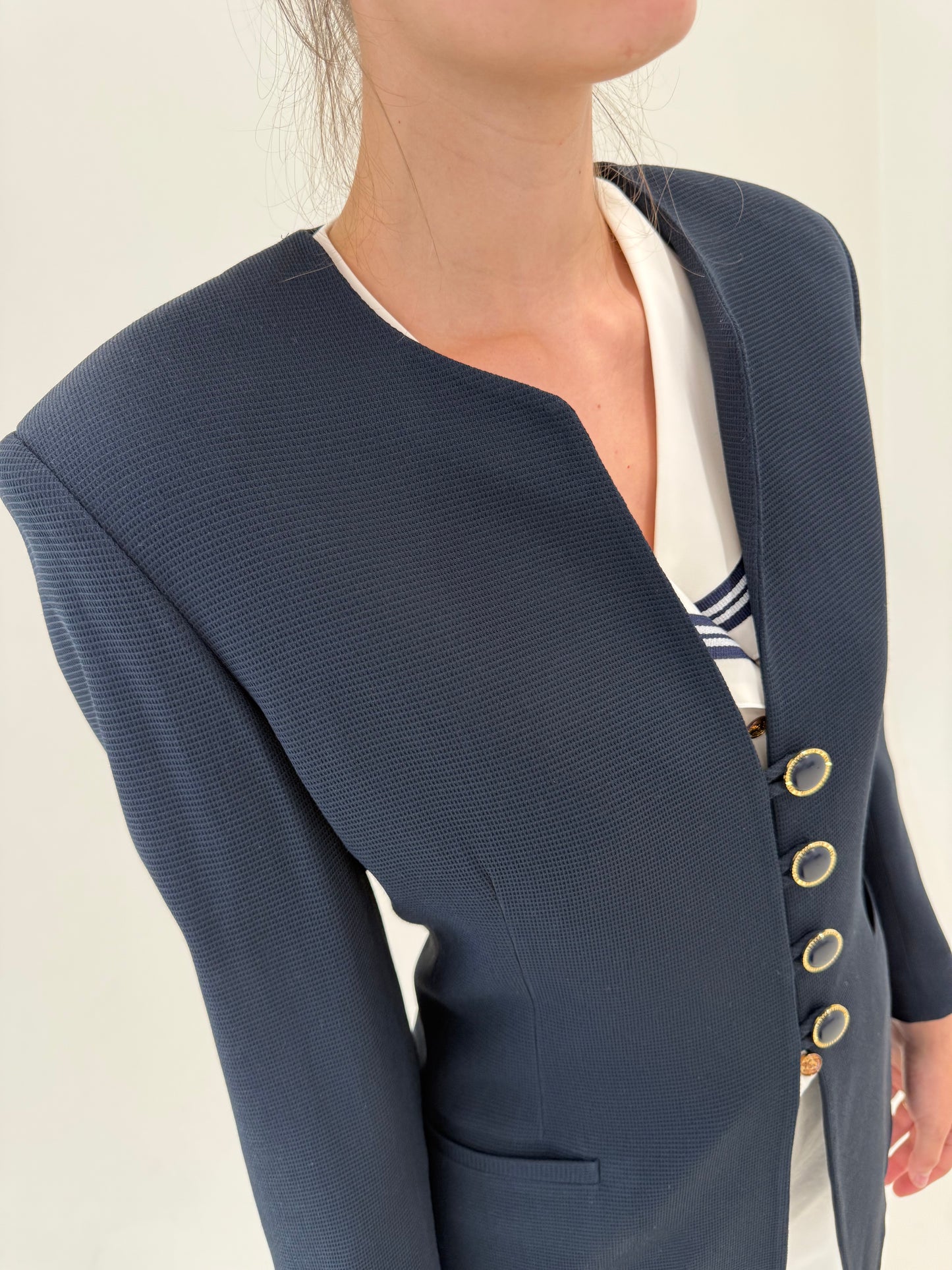 Sacou cambrat Navy blue cu nasturi decorativi și croi minimalist