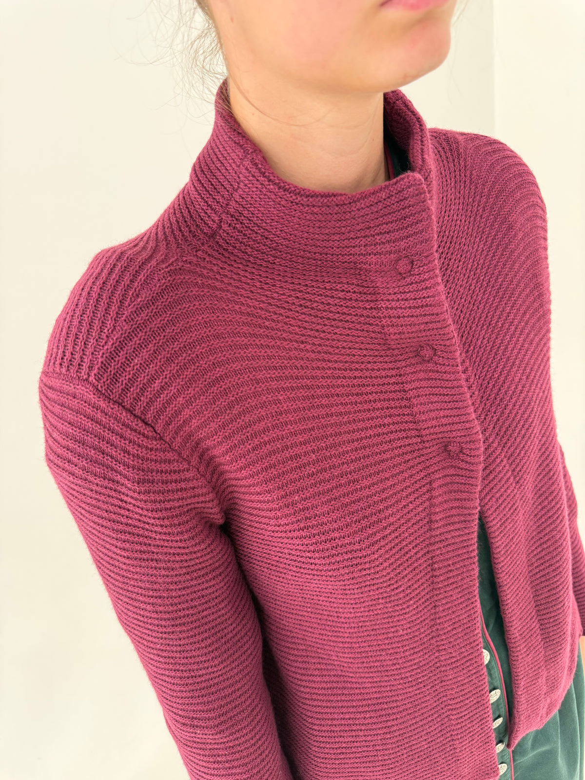 Cardigan burgundy ribbed din mix de cașmir cu funnel neck