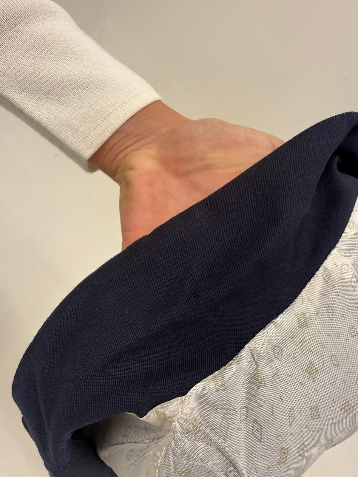 Sacou petite italian Navy blue în croi ușor cambrat din lana virgină extrafina