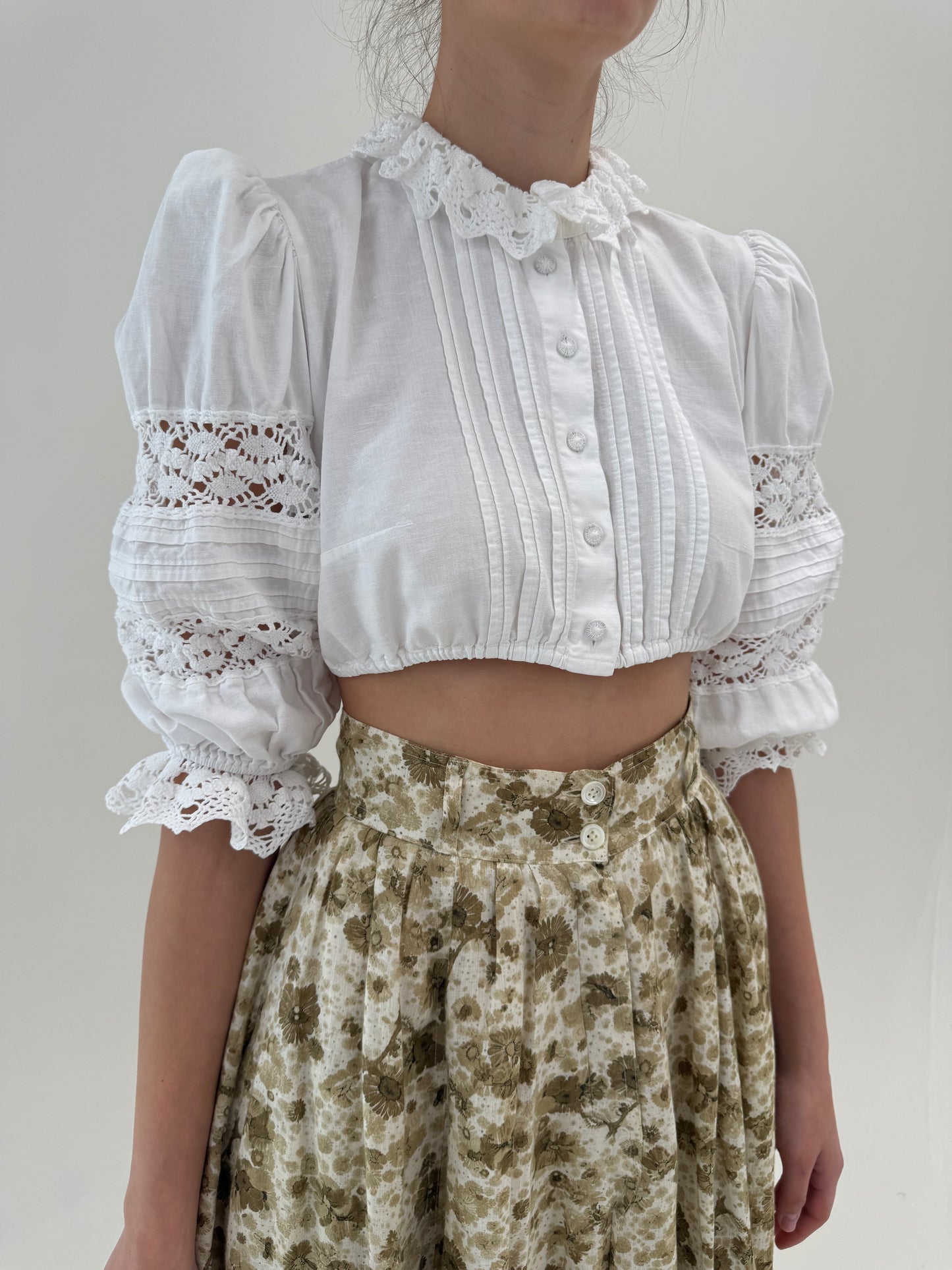 Top vintage cropped din panza bumbac cu in și dantelă macrame