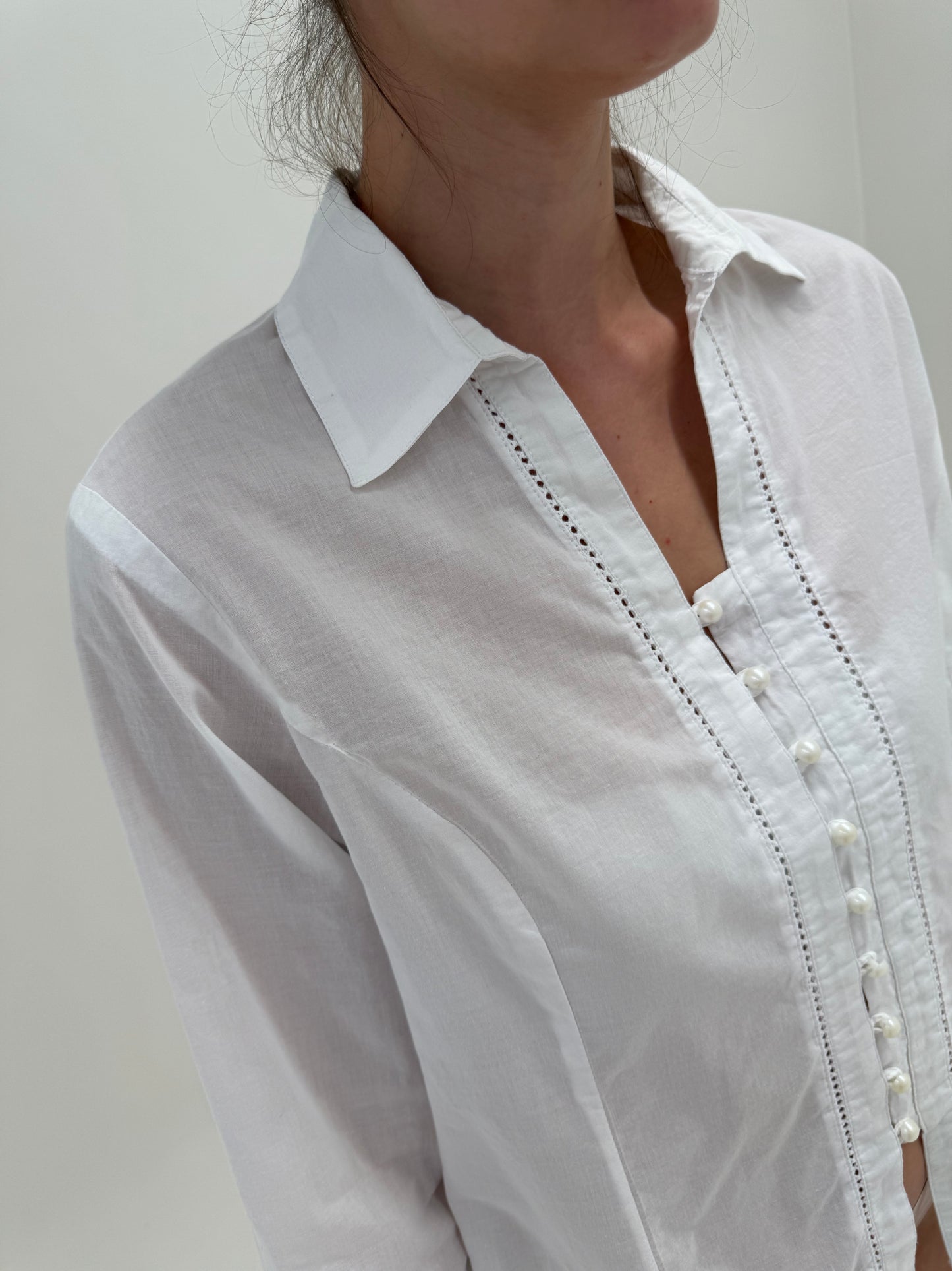 Cămașa din bumbac fin în croi clasic cu broderie geometrică
