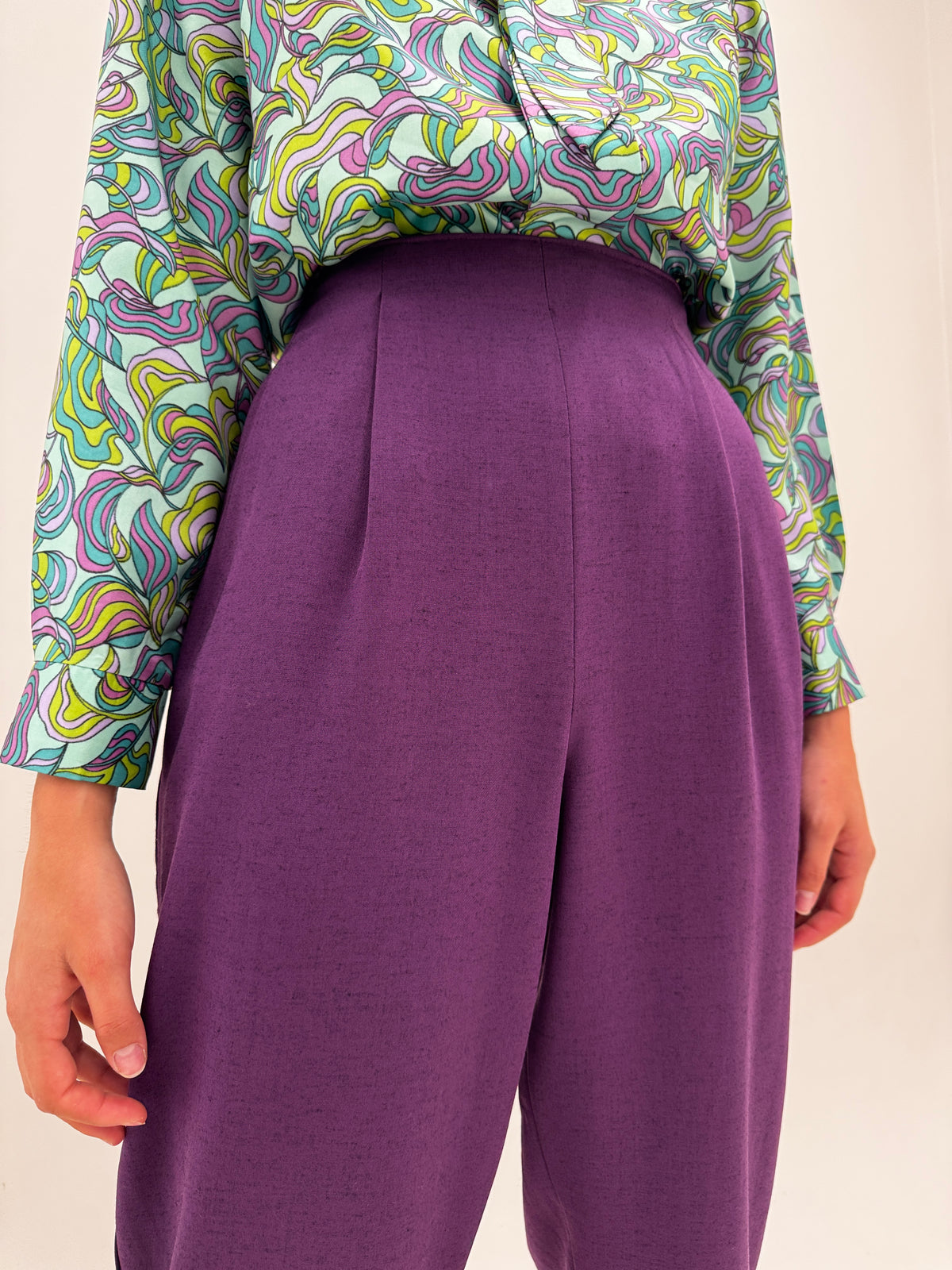 Pantaloni vintage din lana extrafina subțire în croi ultra chic cu solduri generoase