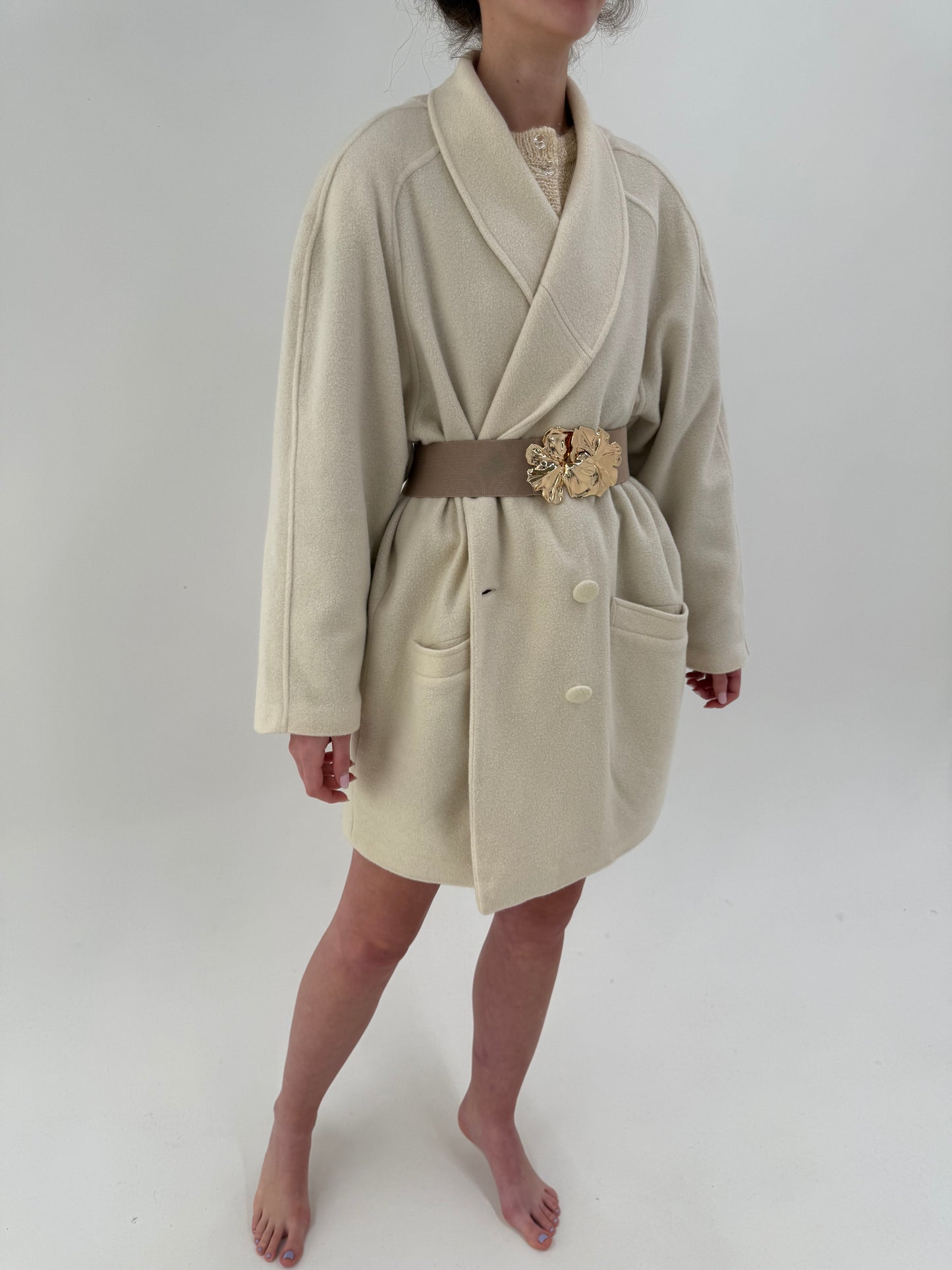 Palton vintage off white din stofă extrafina și moale de lana cu revere rotunjite