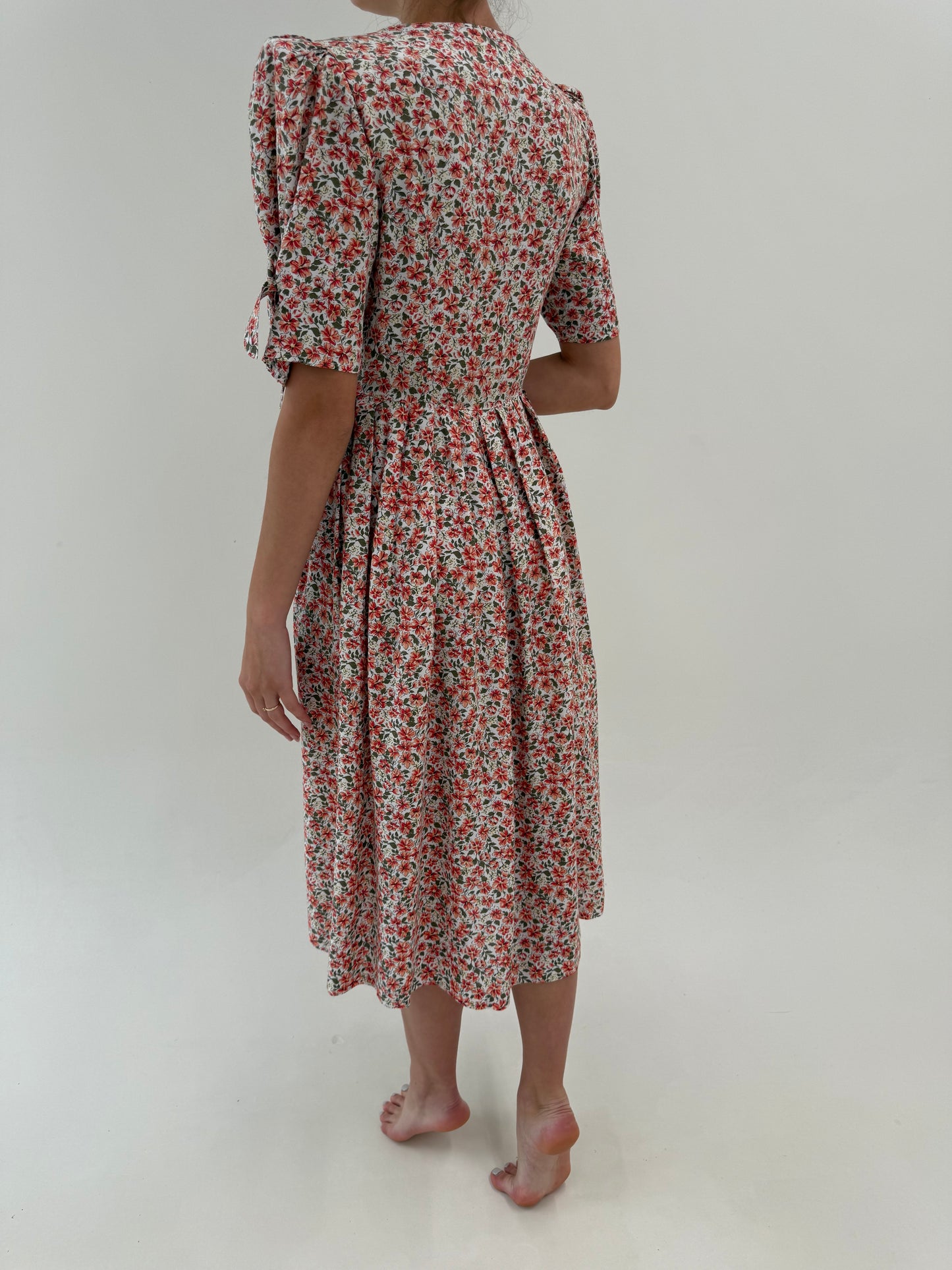 Rochie vintage maxi cu corsaj din pânză moale vaporoasă și umeri bufanți