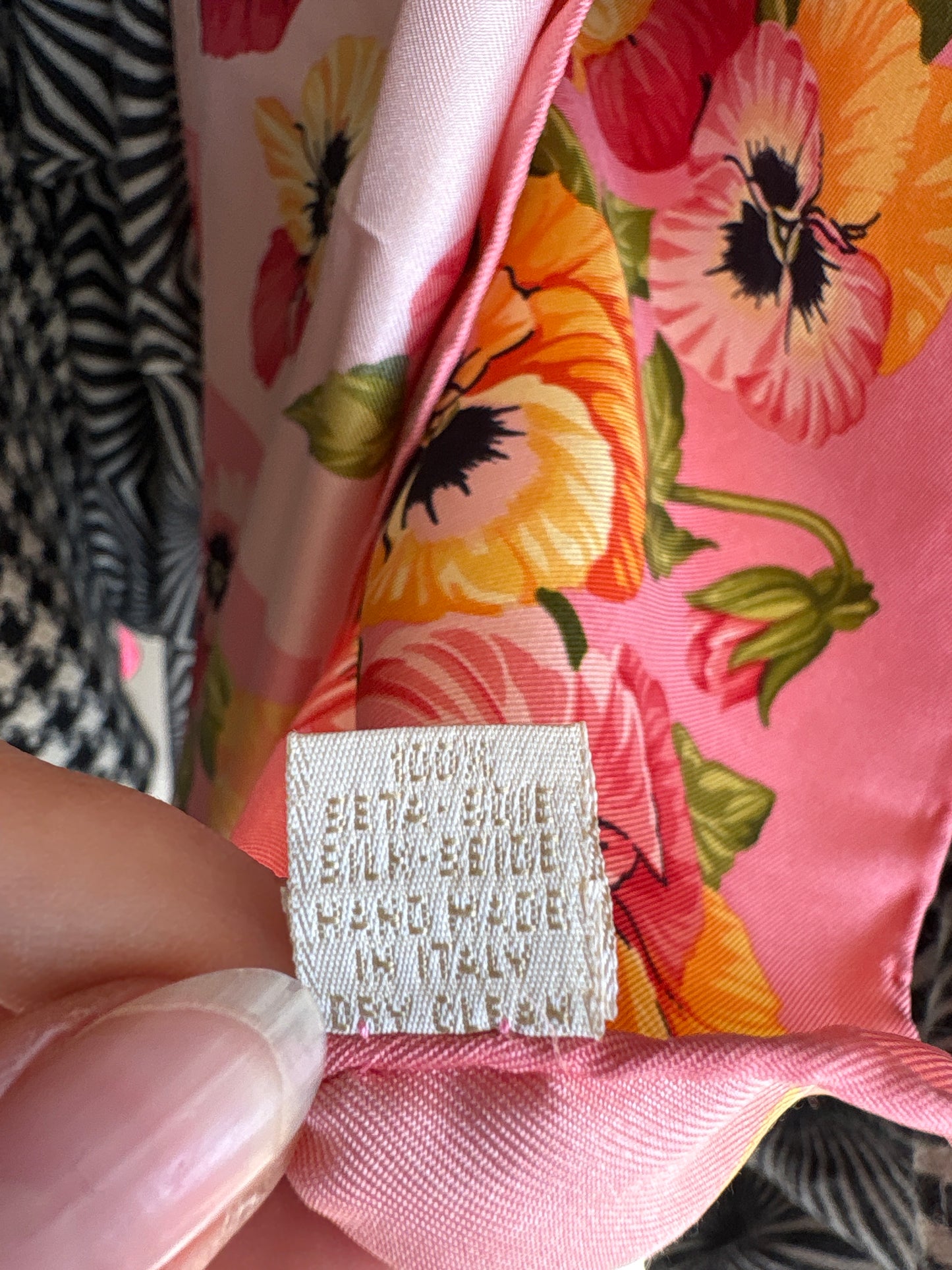 Eșarfă roz pudrat din mătase naturală cu print superb