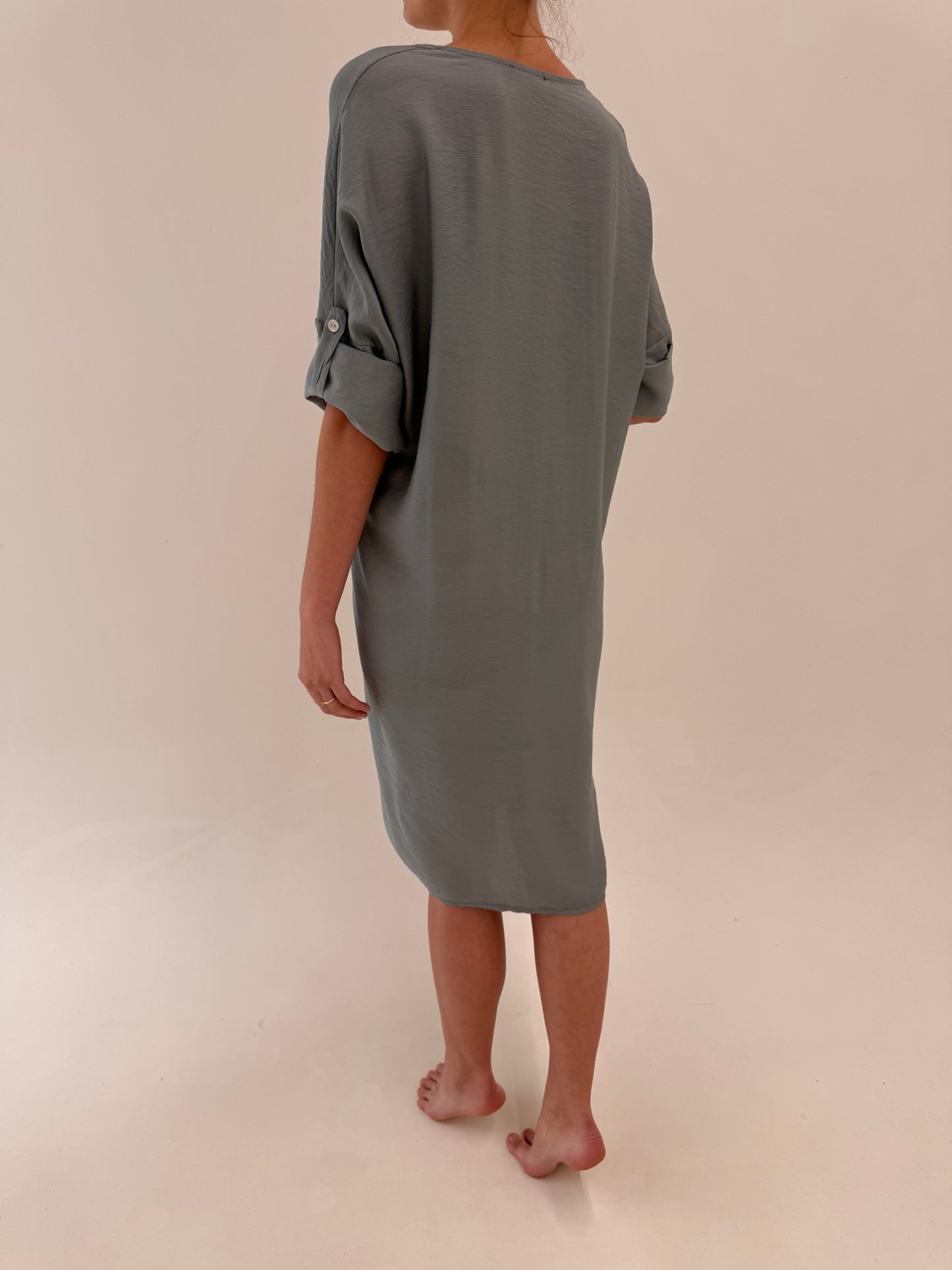 Rochie italiana în croi drapat oversized dusty mint green din panzica cu mânecă reglabilă