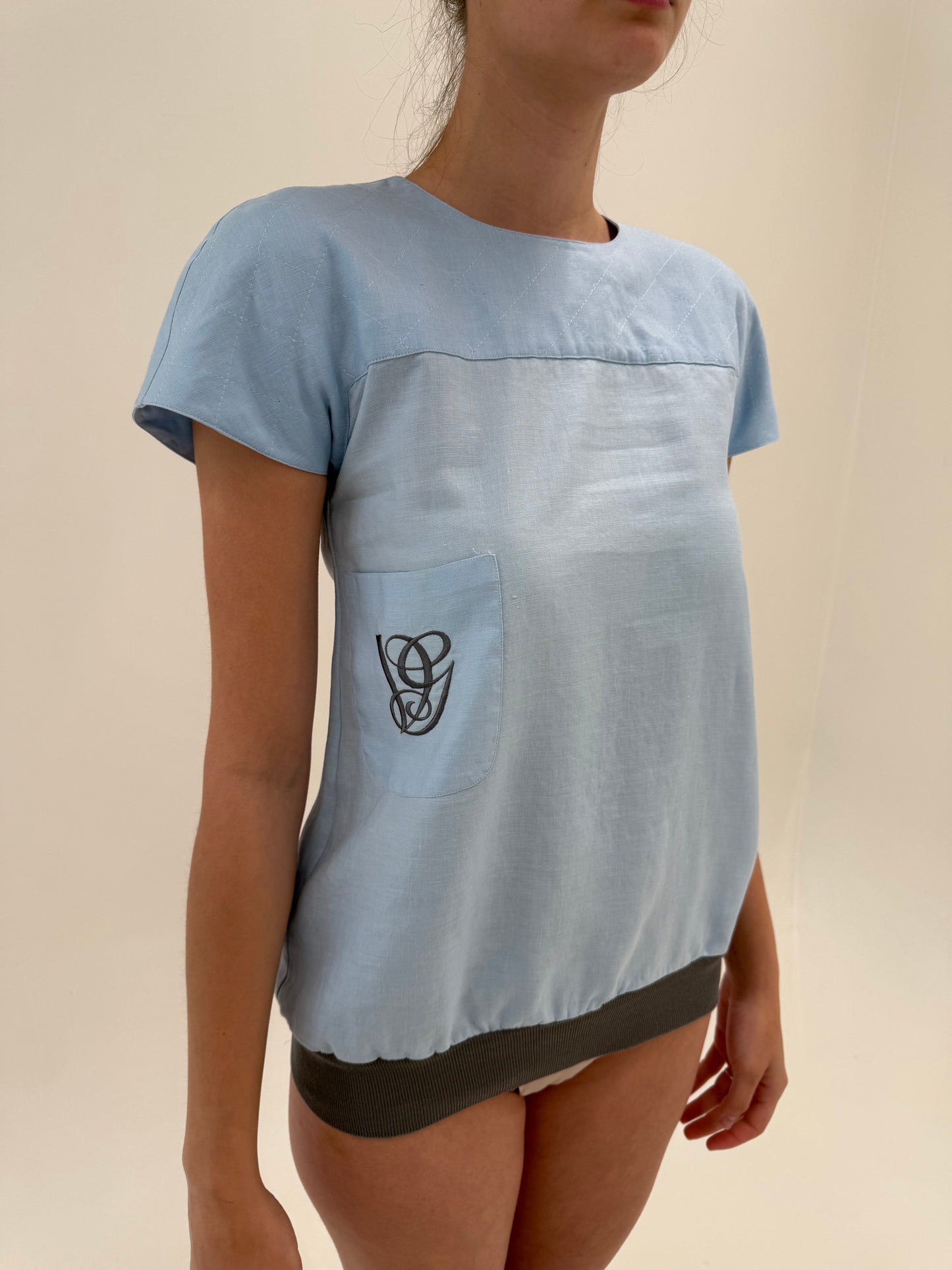 Top Valentino baby blue din in cu broderie în croi retro modern