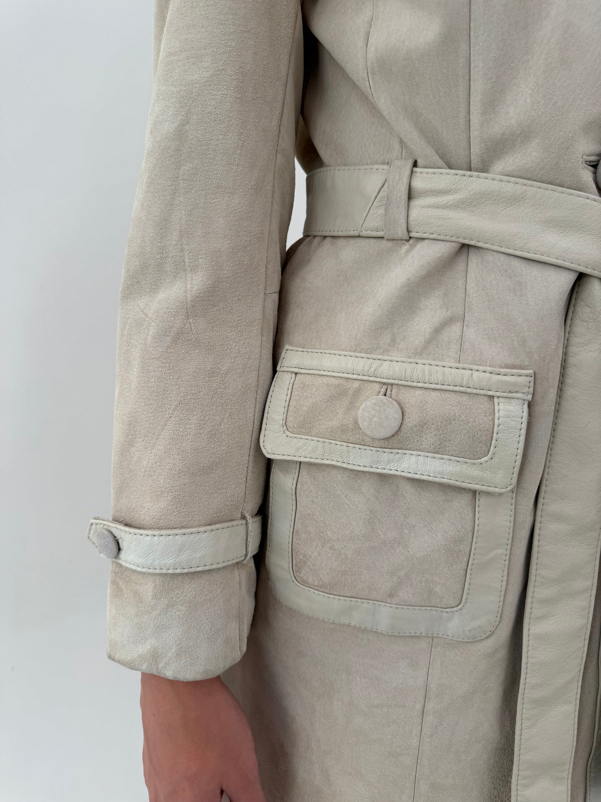 Trench off white din piele naturală întoarsă cu paspoal din piele naturală și cordon