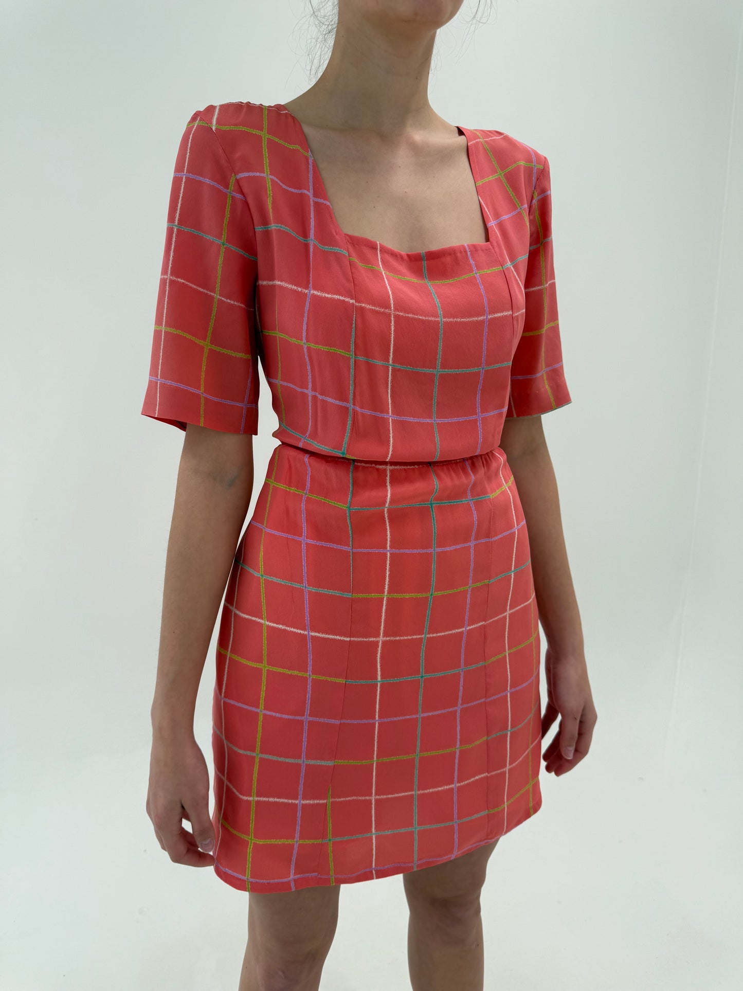 Rochie din mătase naturală în carouri fine cu talie ultra înaltă elastică