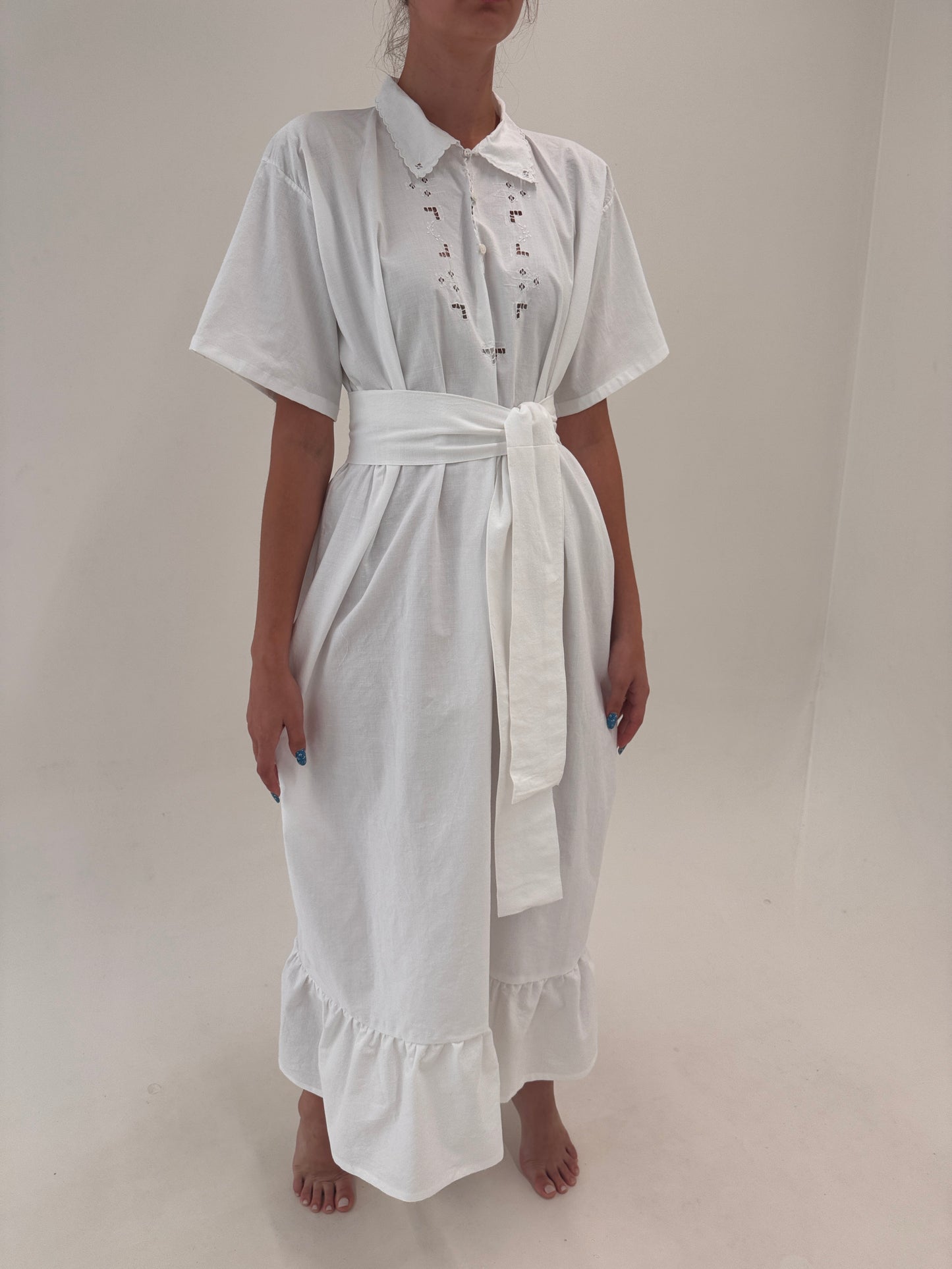 Rochie maxi bijuterie din pânză de in cu broderie manuală delicată și cordon
