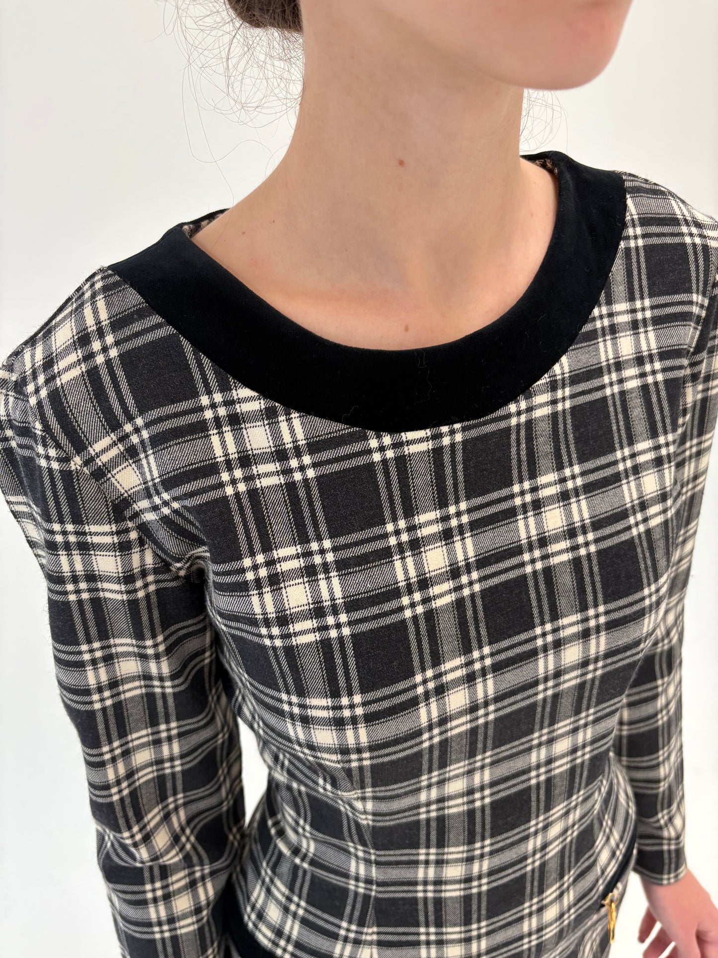 Rochie vintage italiană din lana extrafina virgină cu feronerie aurie