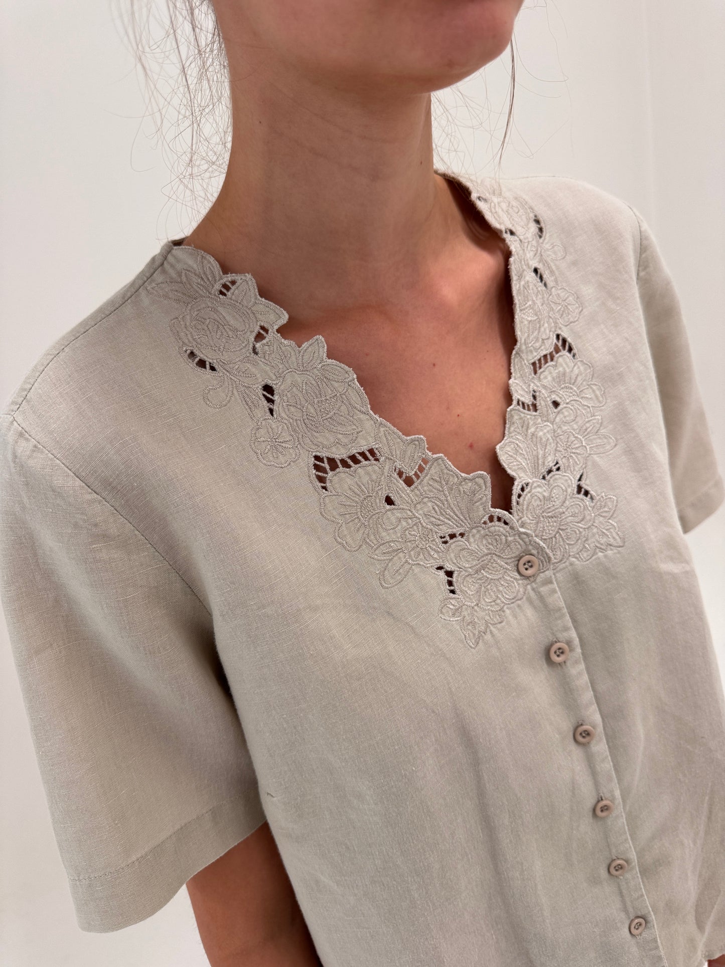 Cămașa vintage din pânză de in cu broderie anglaise superbă sand nude