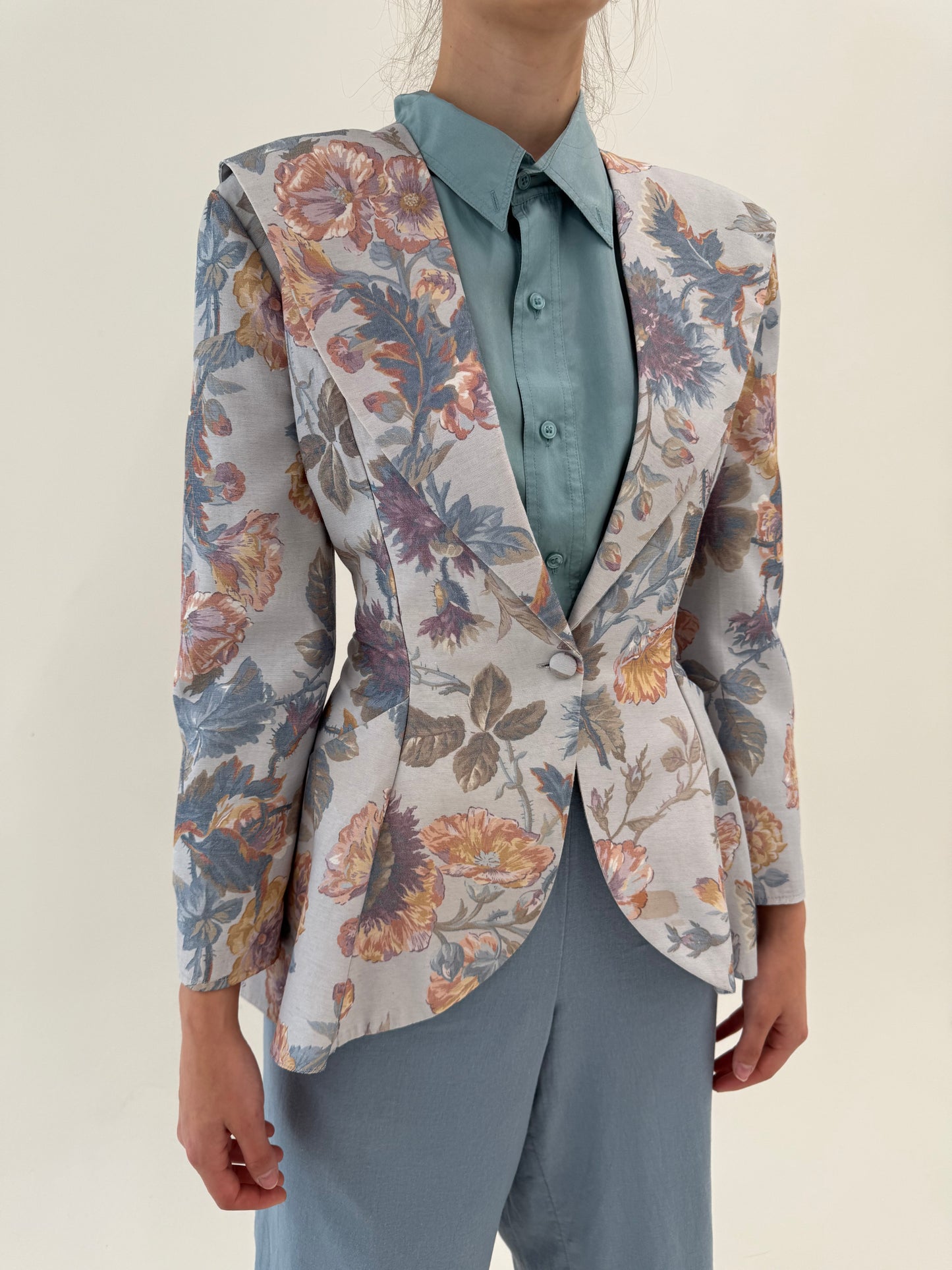 Sacou ultra cambrat cu efect de peplum din pânză baby blue cu spate reglabil