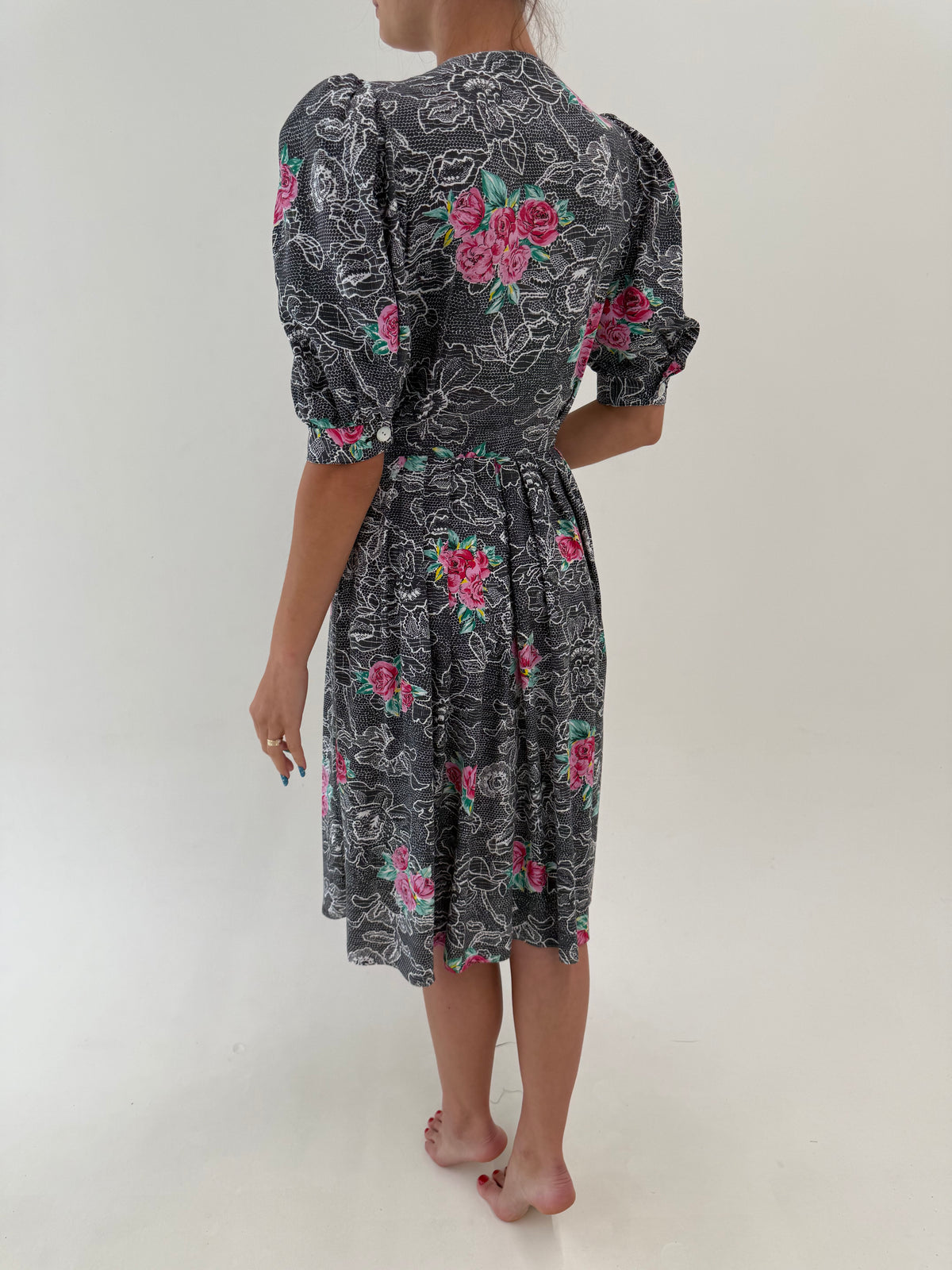 Rochie vintage cu mâneci bufante, talie ultra înaltă marcată și buzunare