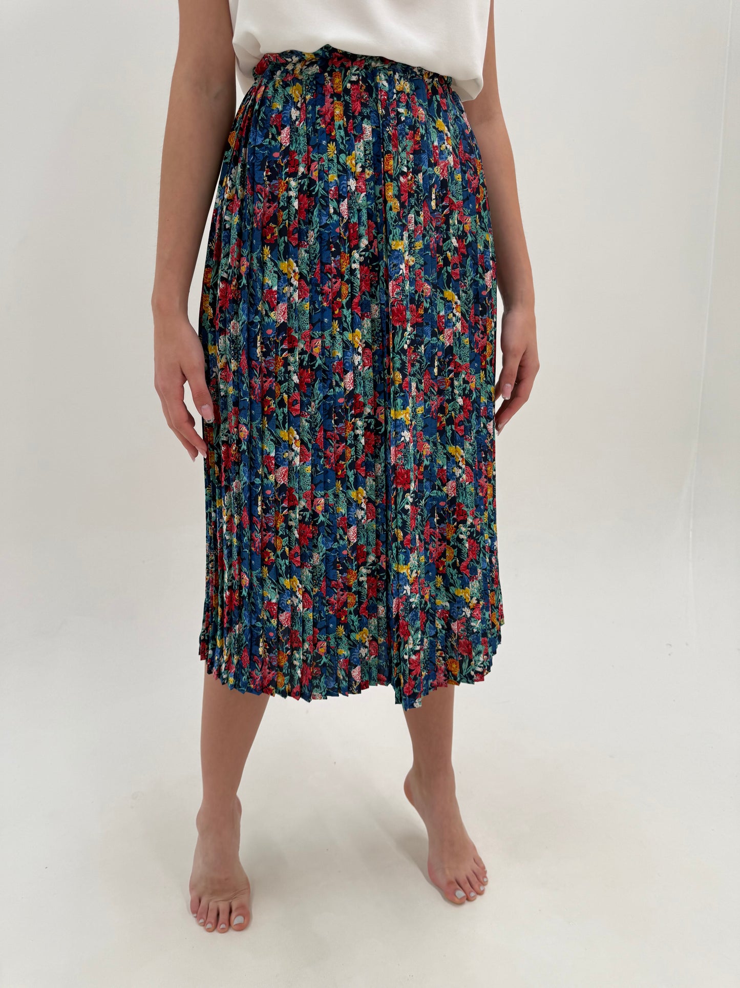 Set vintage cu fustă plisată midi lung și cămașă lejeră cu print floral