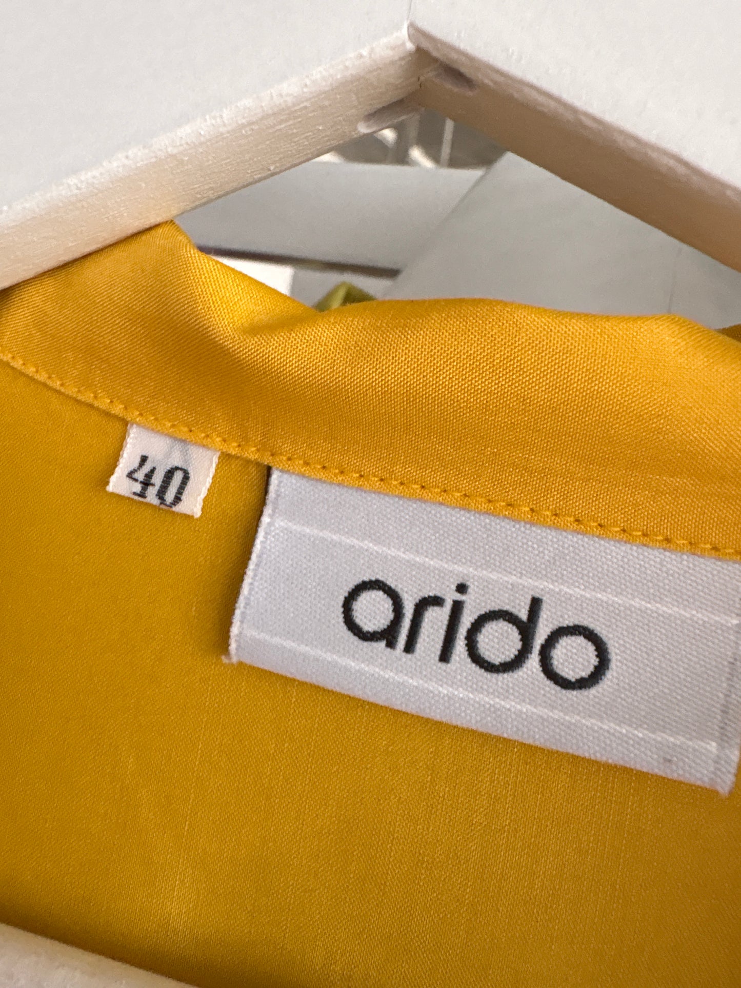 Camaaa lemon yellow în croi ușor cambrat cu efect ușor de peplum