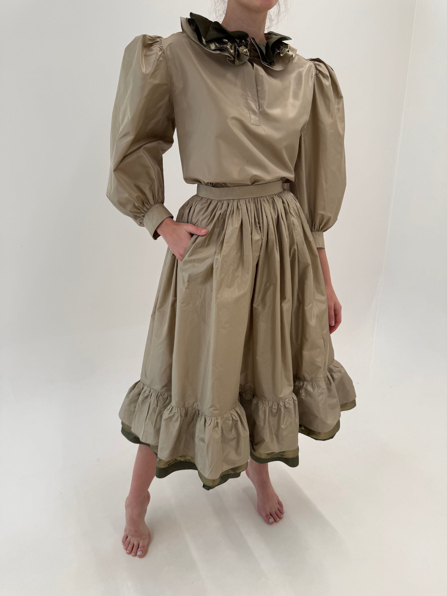 Set vintage de designer sand nude din mătase naturală în croi excepțional