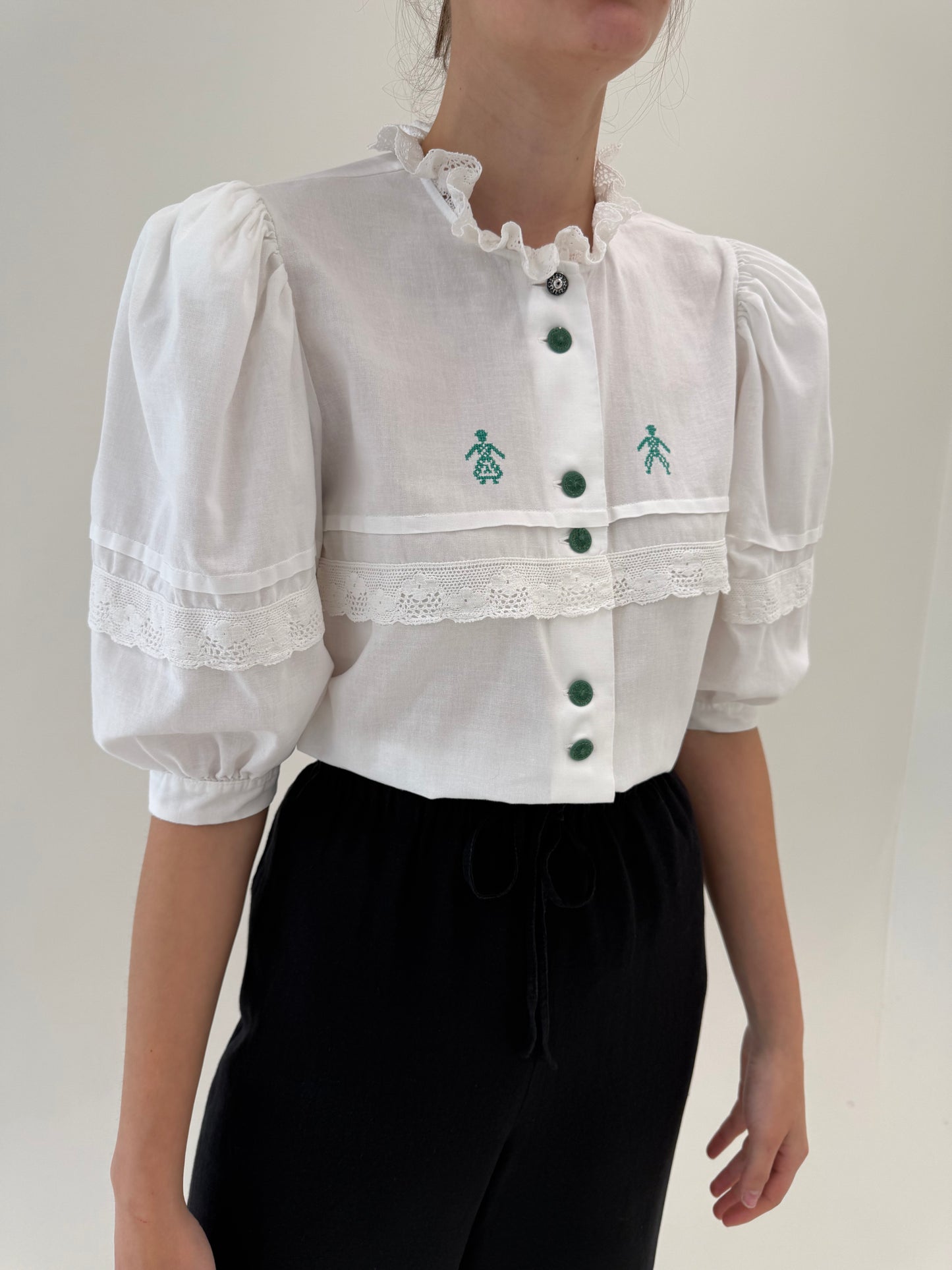 Cămașa vintage din pânză cu broderie si aplicații de dantelă macrame