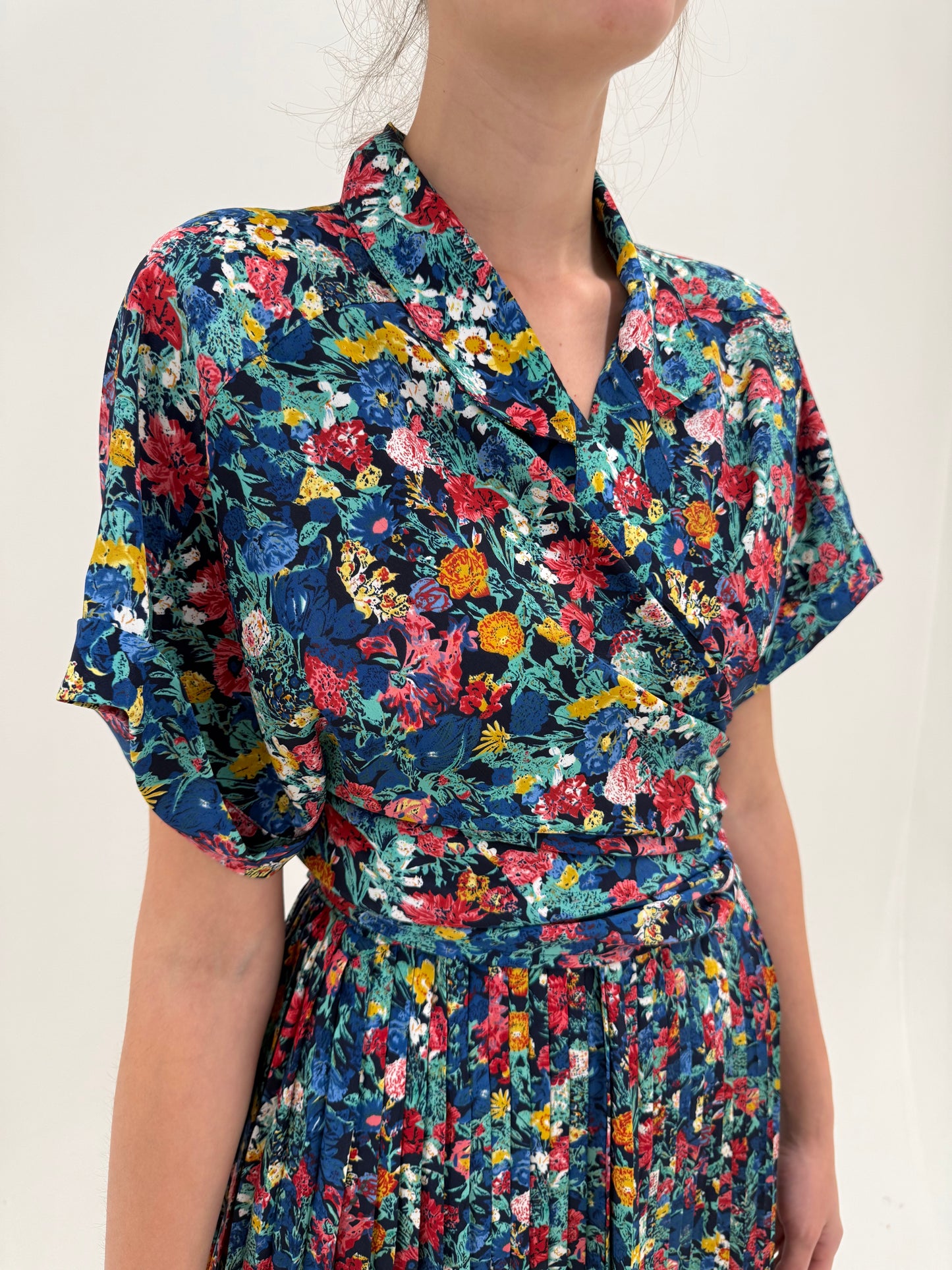 Set vintage cu fustă plisată midi lung și cămașă lejeră cu print floral