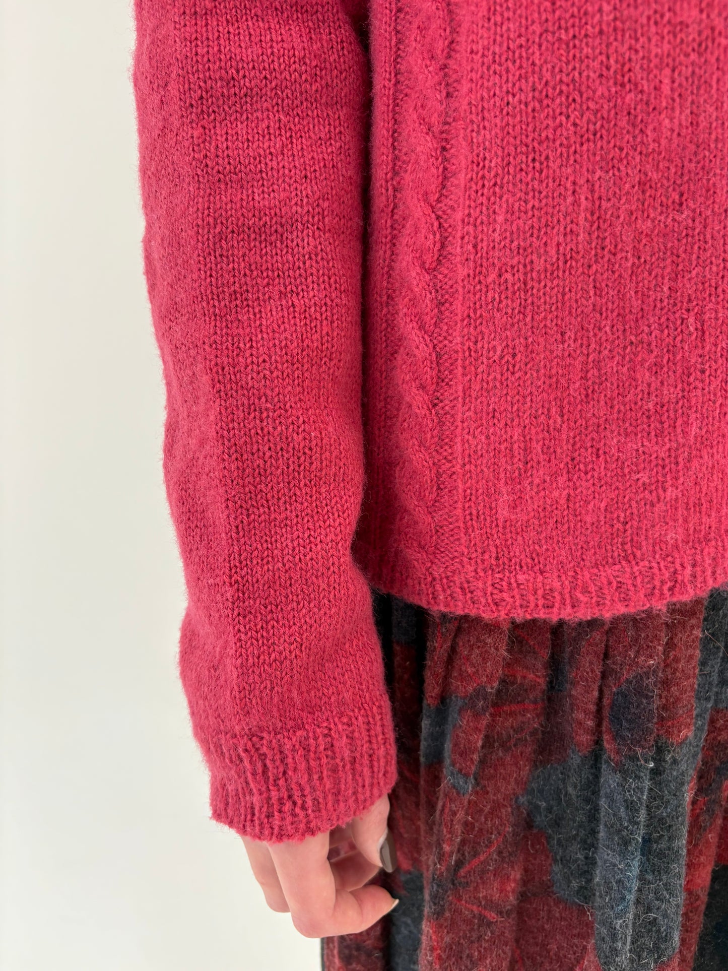 Cardigan gros raspberry red din lana extrafina cu torsade