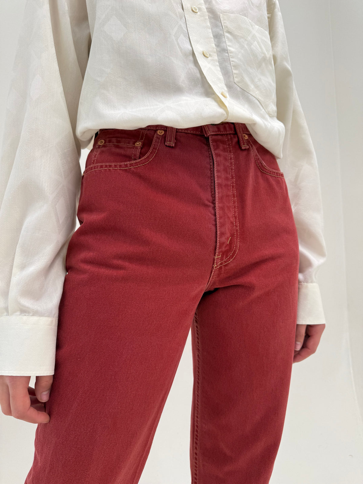 Jeans vintage Levi’s 881 early Y2K tapered cu talie ultra înaltă Washed brick red
