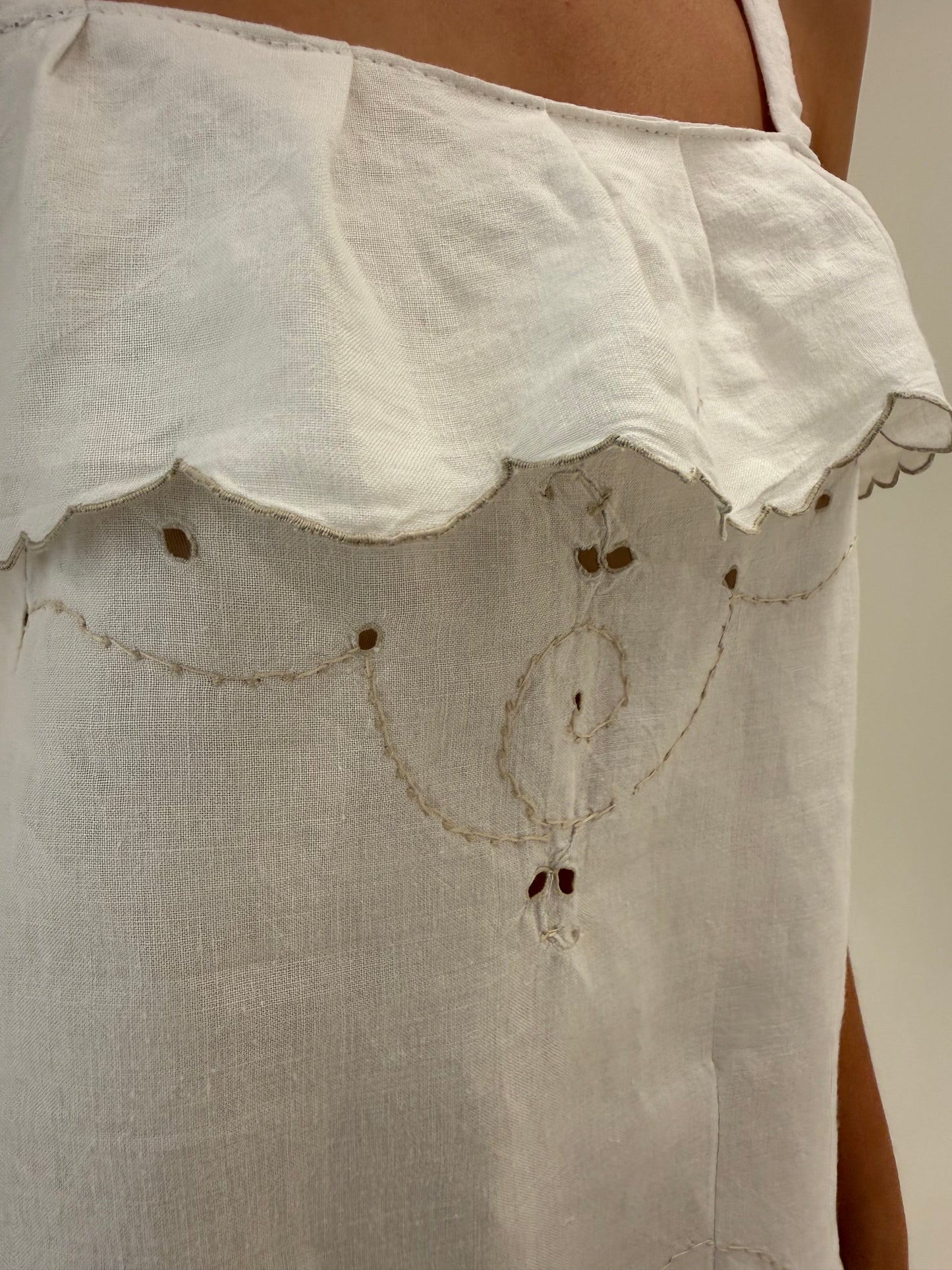 Top alb din pânză de in cu broderie manuală dark nude