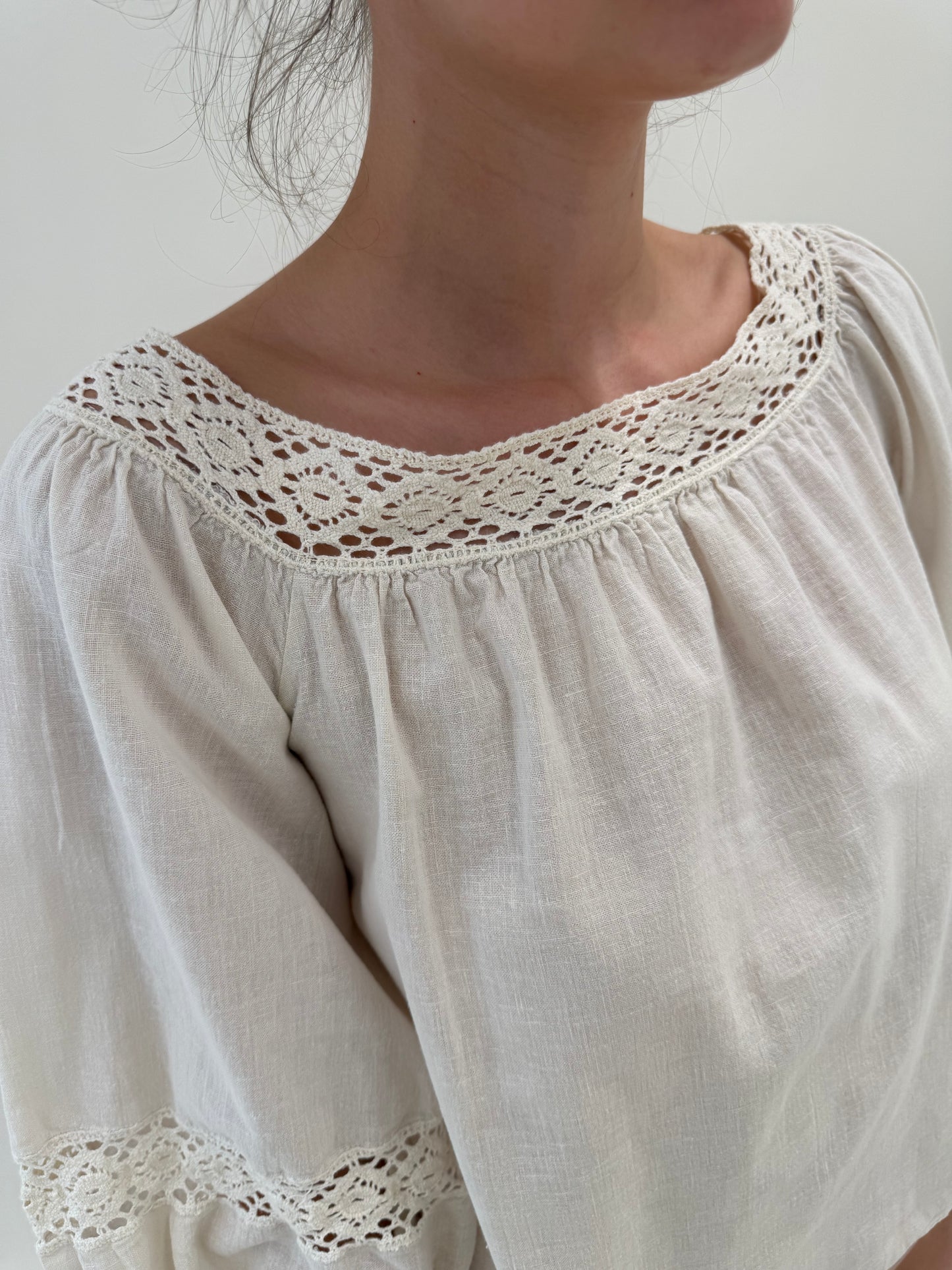 Tunica light nude din pânză de in cu macrame lucrat manual și mâneci bufante