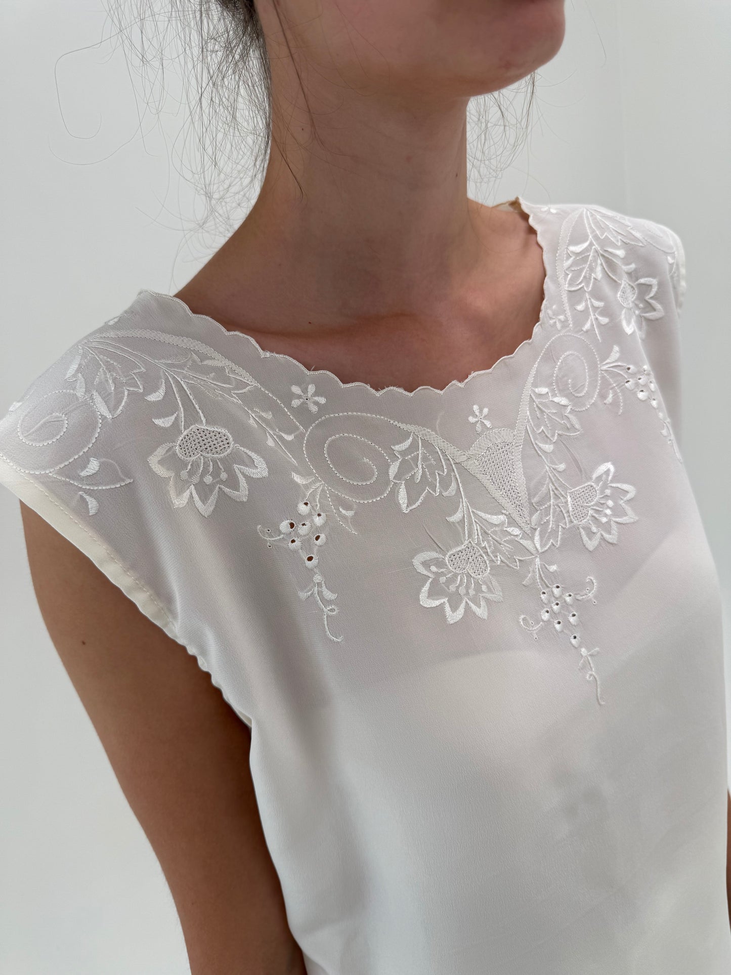 Top bijuterie din mătase naturală butter white cu broderie manuală