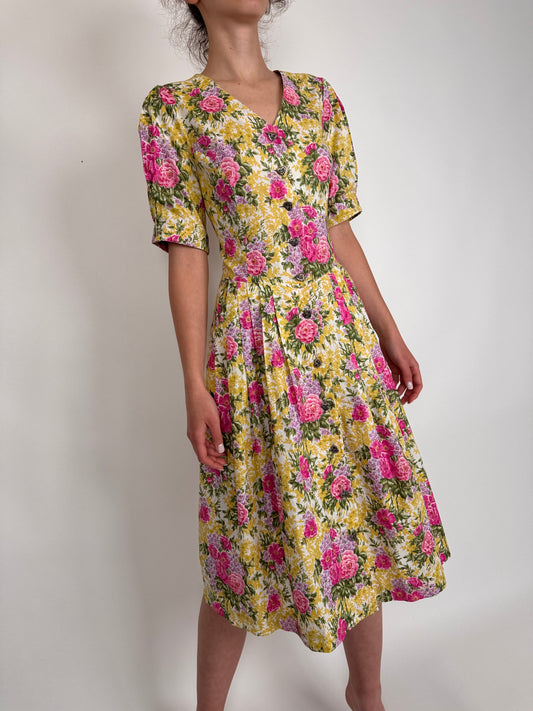 Rochie vintage cu print floral superb și talie marcată