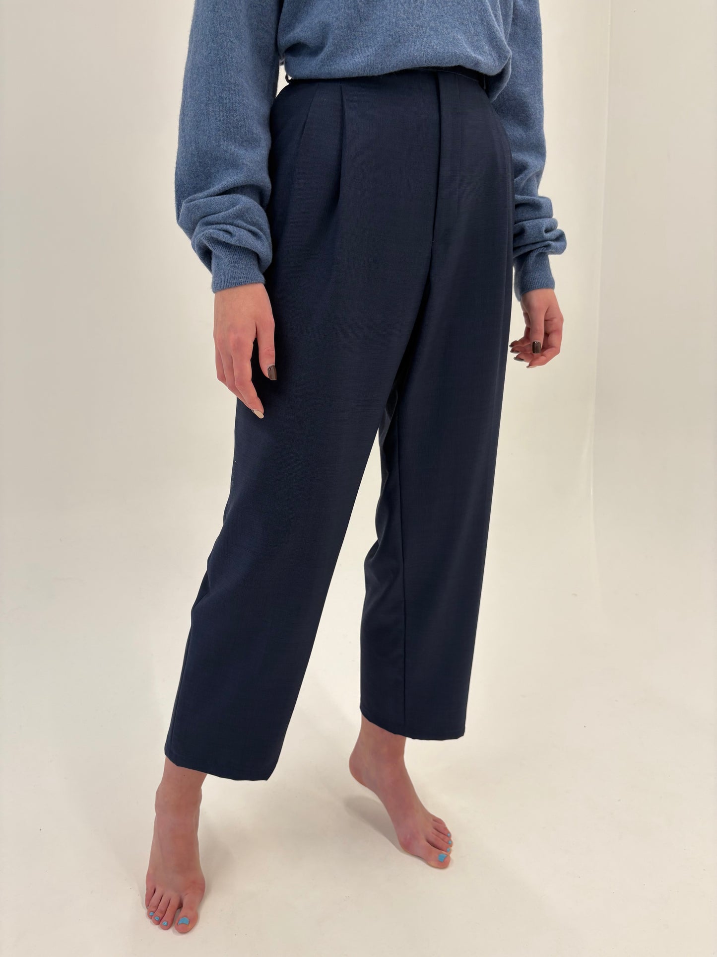 Pantaloni Navy cu pense din stofă de lana extrafina pura certificată