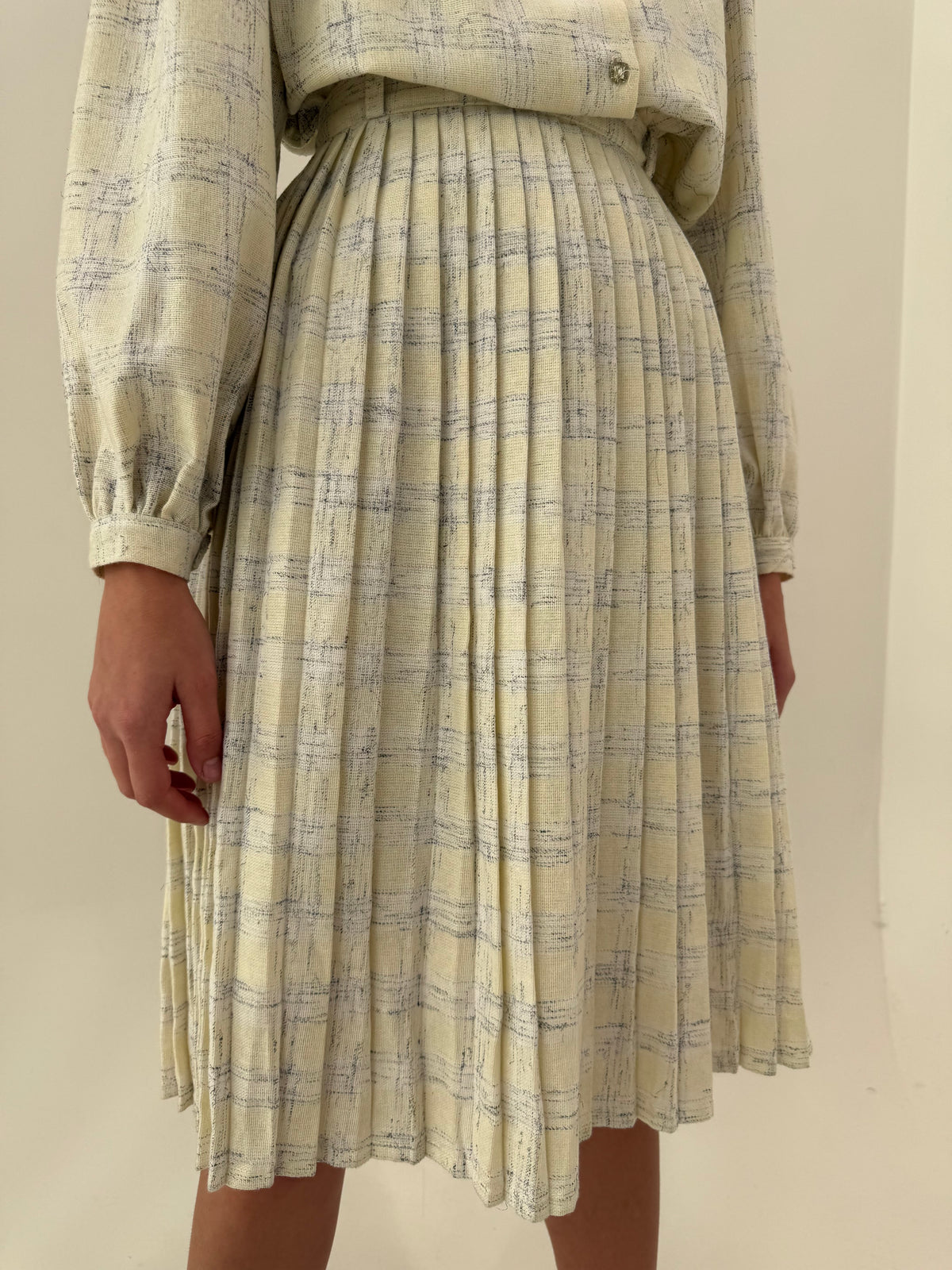 Deux piece din lana extrafina cu fustă plisată midi și cămașă în croi retro modern