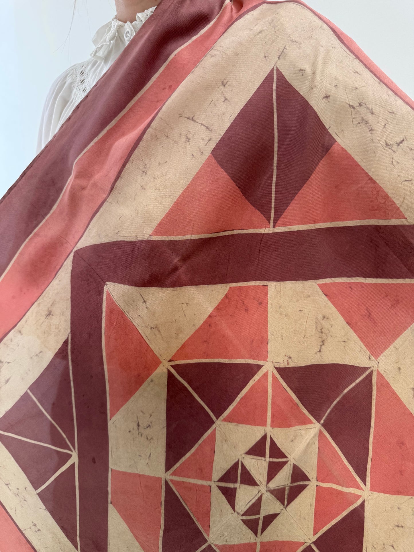 Eșarfă din mătase naturală în nuanțe dusty de roz cu print geometric
