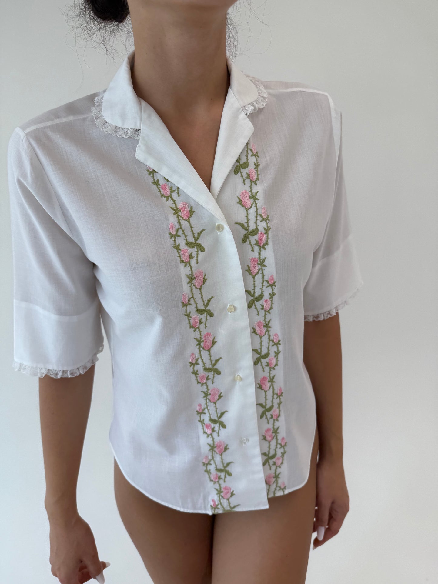 Cămașa vintage din bumbac cu broderie superbă