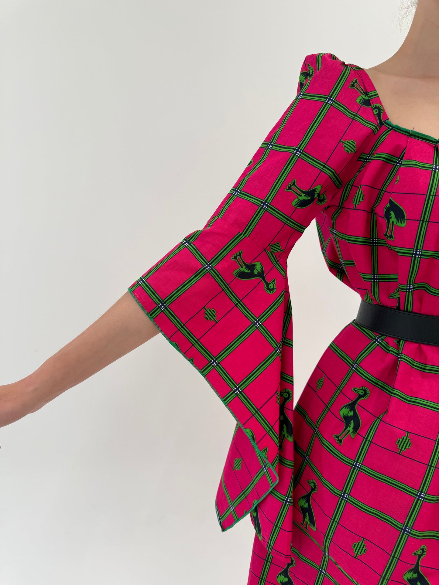 Rochie maxi fucsia din pânză de bumbac printat manual în croi deosebit