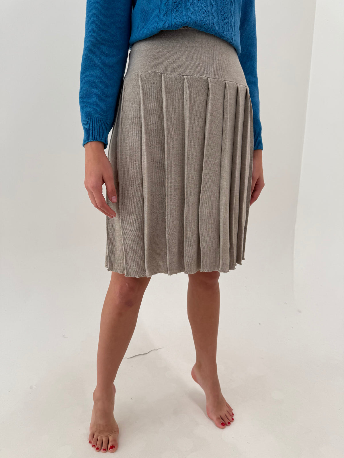 Fustă plisată nude din tricot de lana extrafina cu talie ultra marcată înaltă
