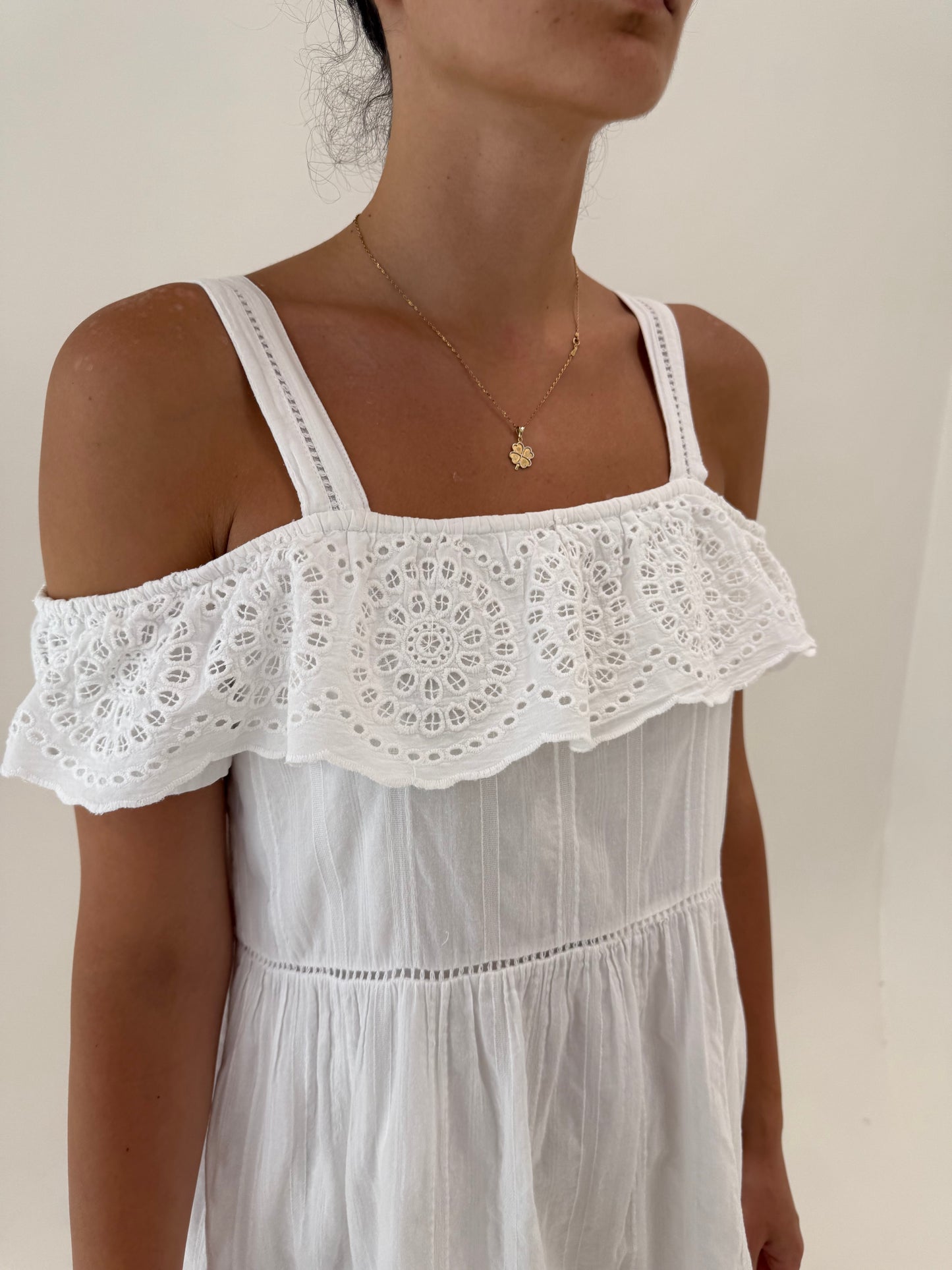 Rochie cu broderie anglaise din cea mai fină pânză de bumbac cu talie marcată