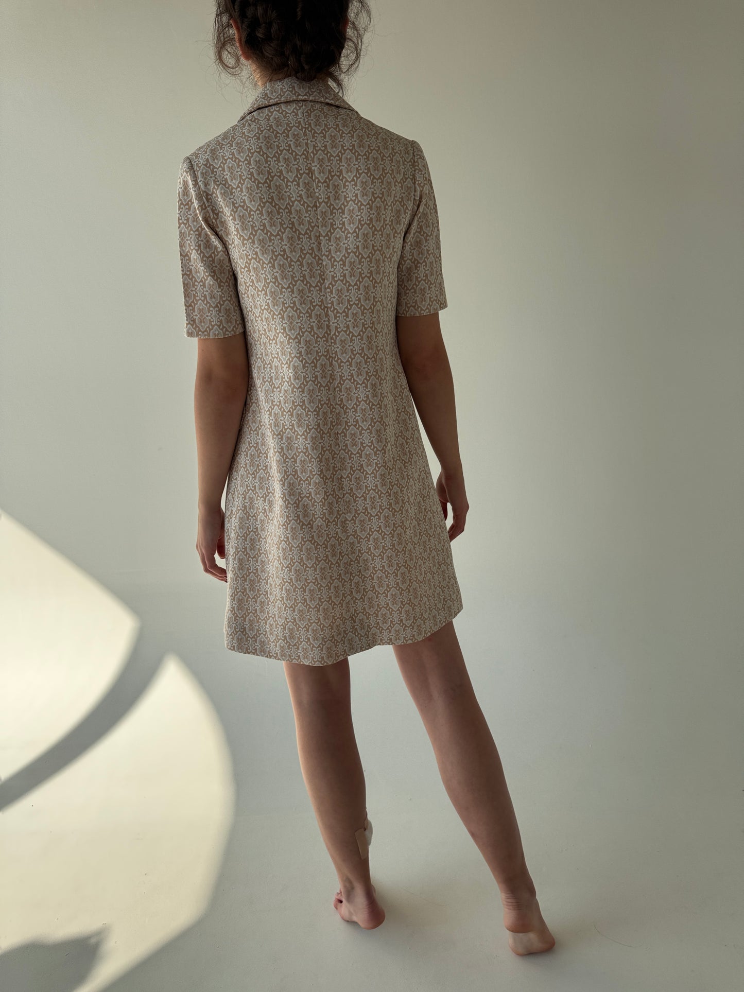 Rochie old vintage din brocart de sfârșit de ani 60 light nude și ivoire