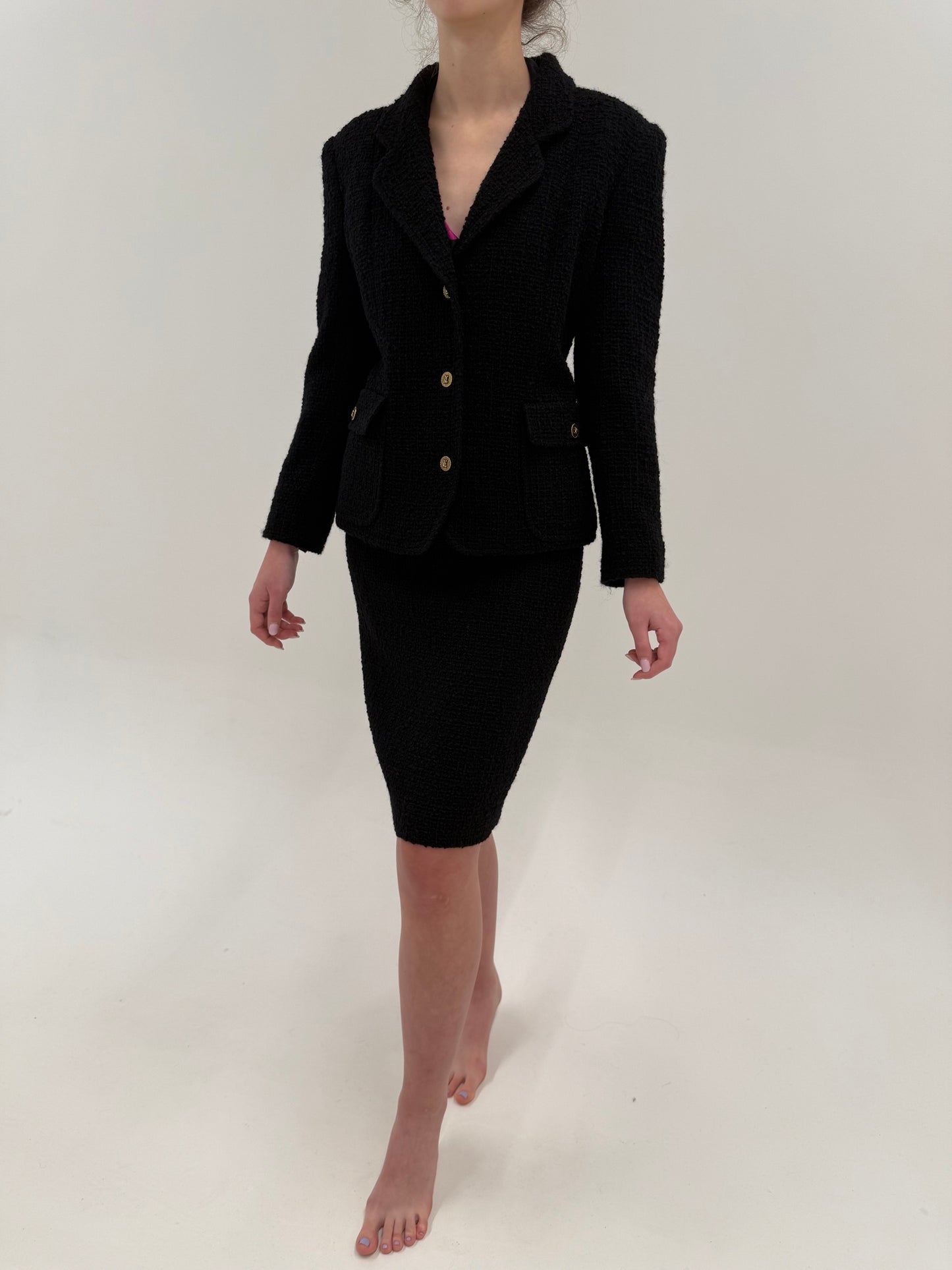 Deux piece negru în stil Chanel din boucle de lana cu nasturi aurii