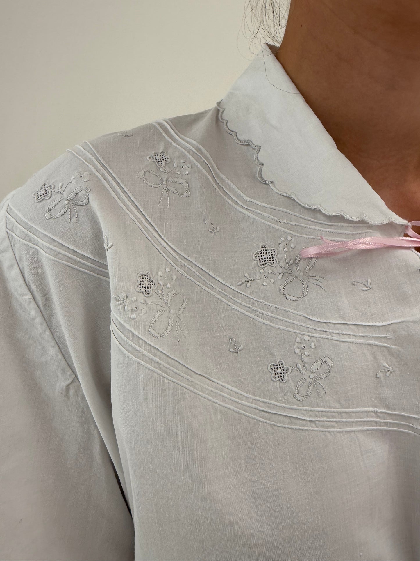 Rochie vintage bijuterie cu broderie manuală delicată din pânză de bumbac excepțională