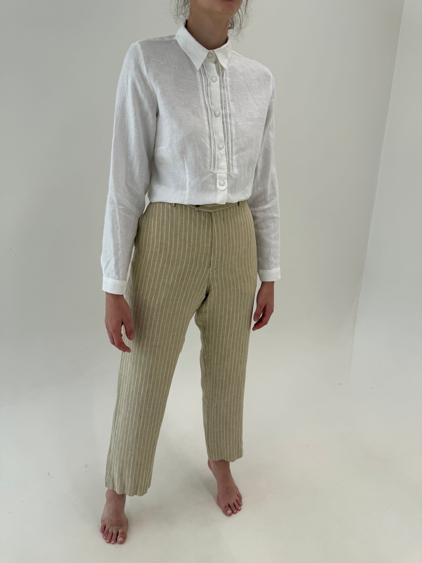 Pantaloni camel din in cu dungi fine verticale