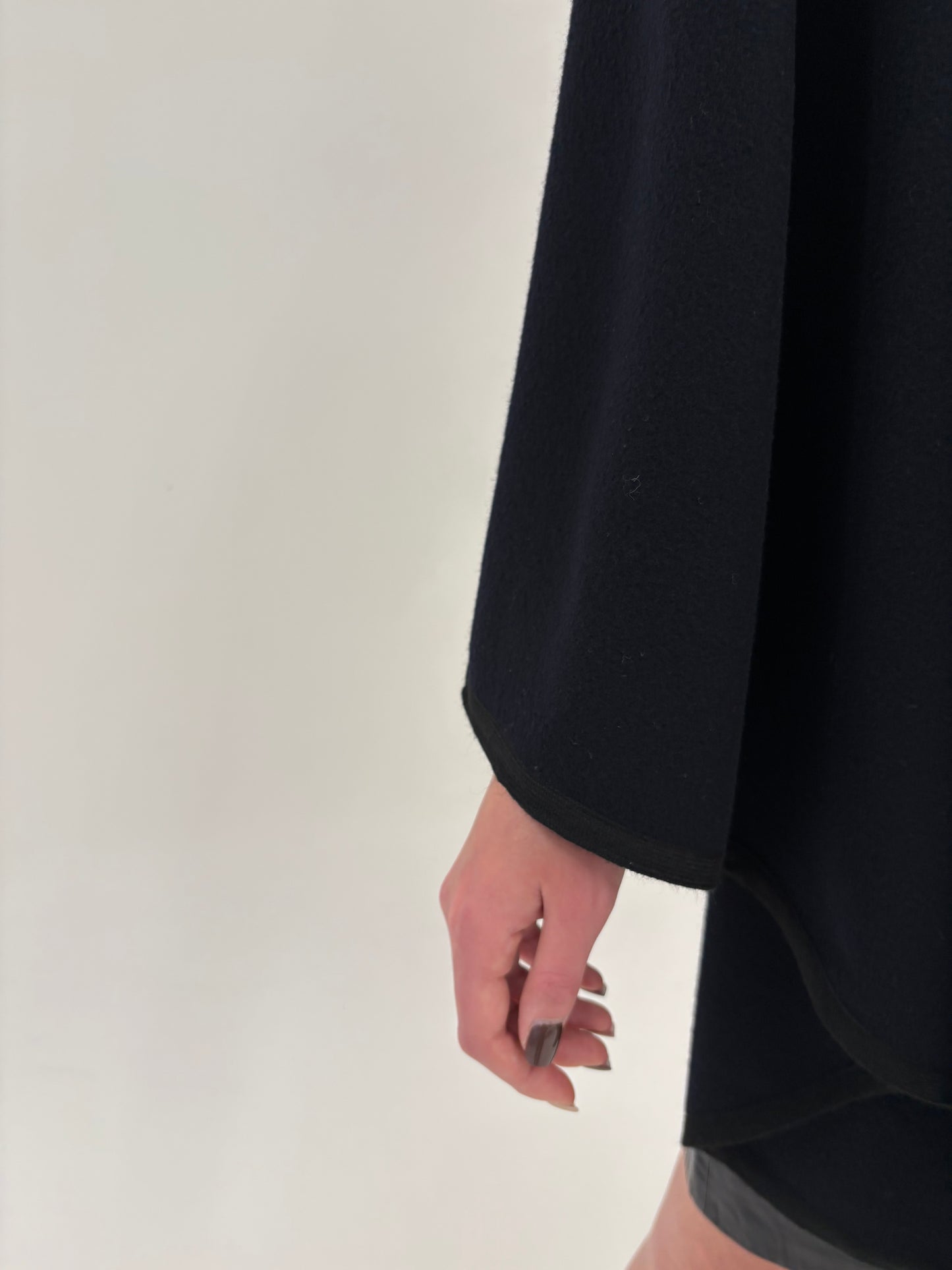 Capă neagră din stofă extafina de lana