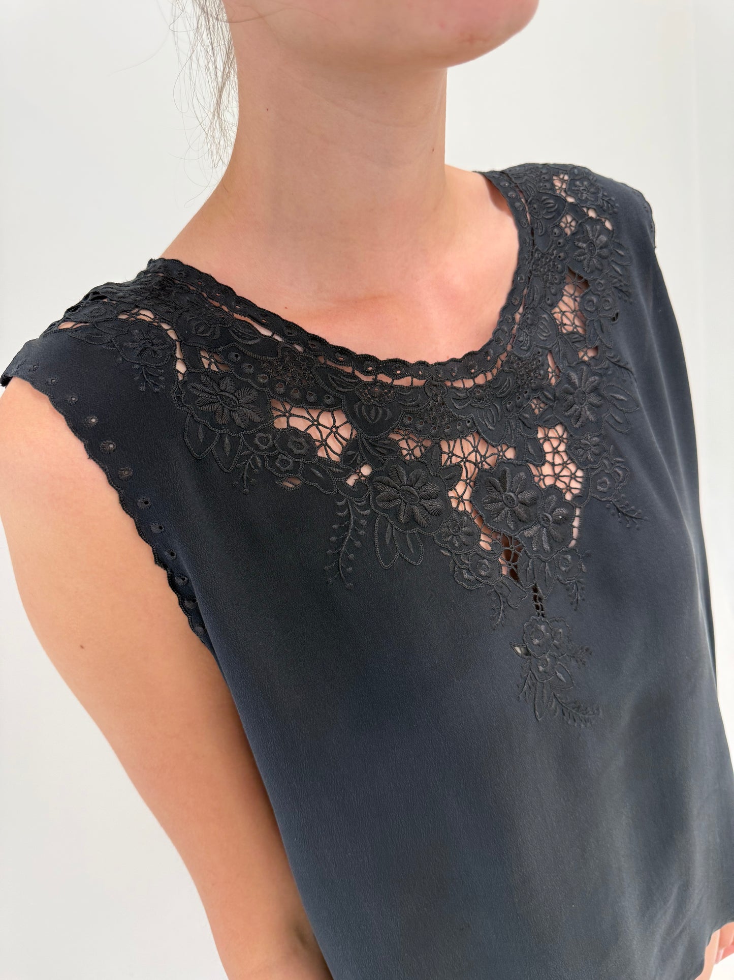 Top negru bijuterie din mătase naturală cu broderie manuală