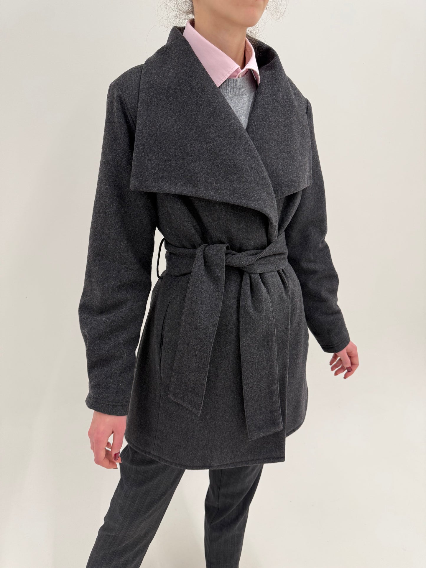 Palton din stofă plină excepțională de lana și extrafina cu guler amplu și cordon lat