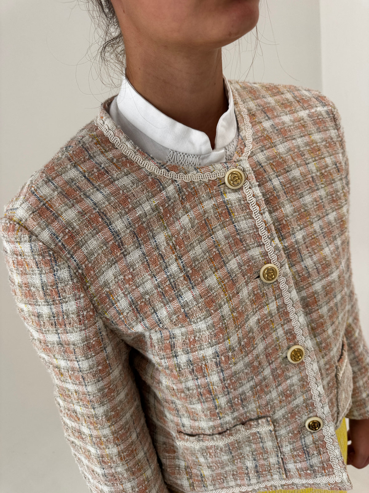 Sacou în stil Chanel din tweed de lana cu nasturi bijuterie și culori superbe