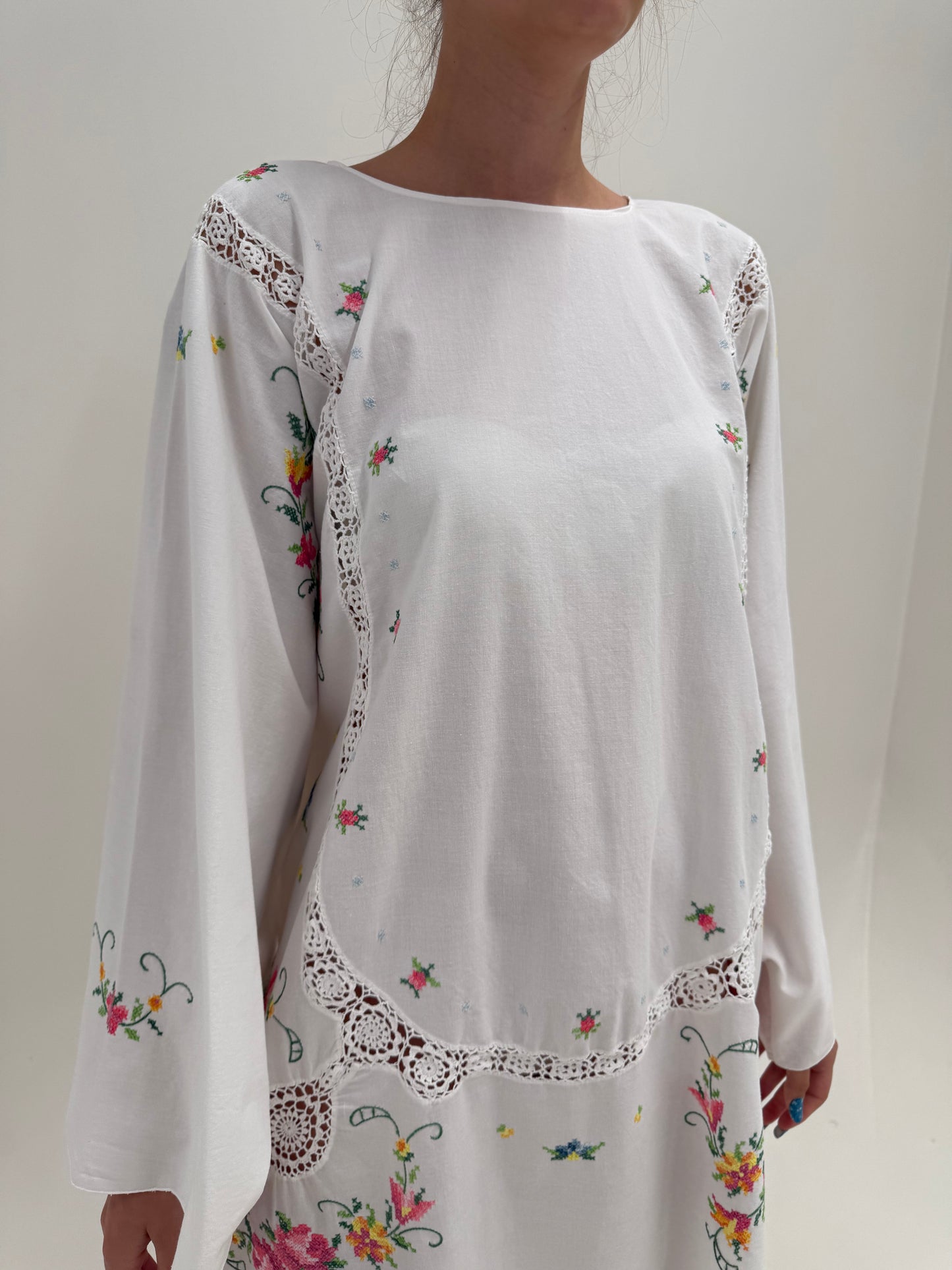 Kaftan excepțional cu broderie manuală superbă colorată și macrame fin lucrat manual