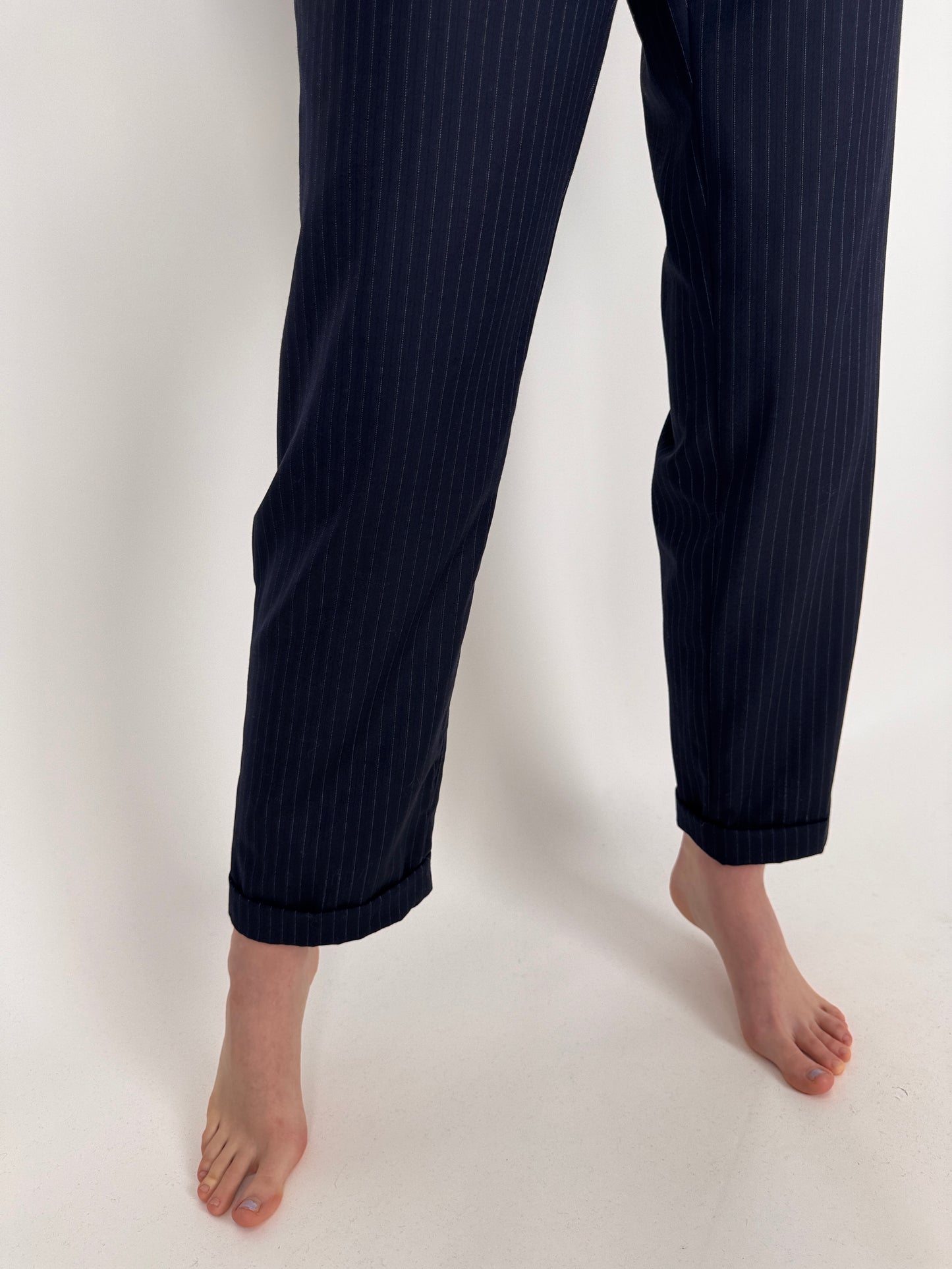 Costum Navy cu dungi fine ivoire din lana merino extrafina ușor lucioasă