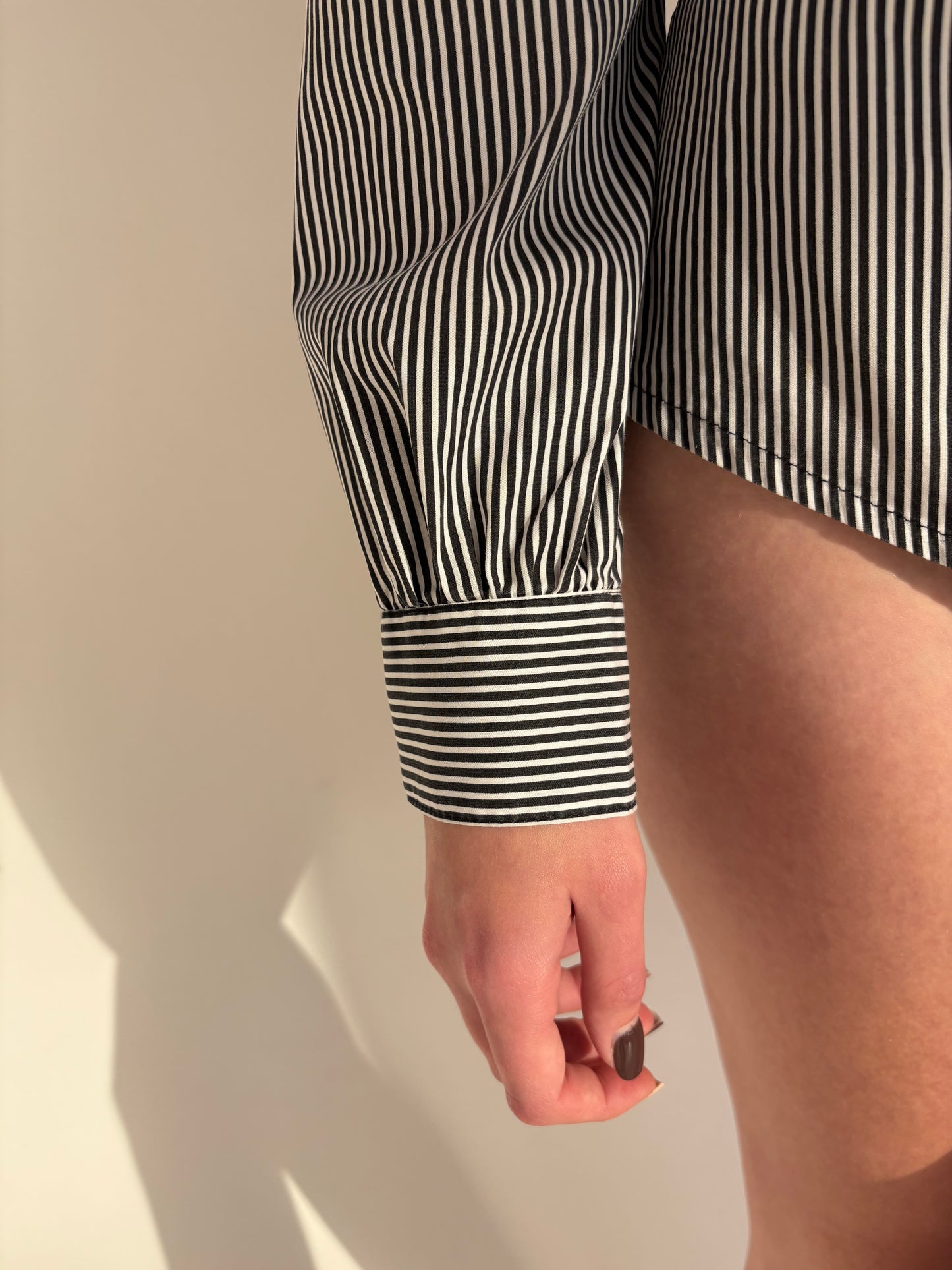 Cămașa italiana în croi elaborat cu funde și dungi negre din poplin de bumbac