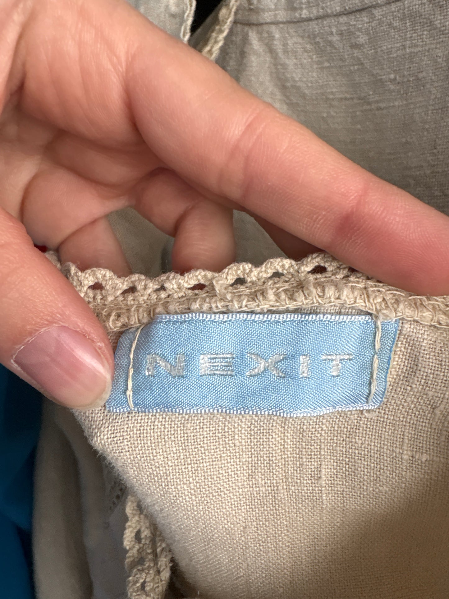 Top nude din in cu inserții de dantelă macrame în croi cambrat și decolteu bărcuță